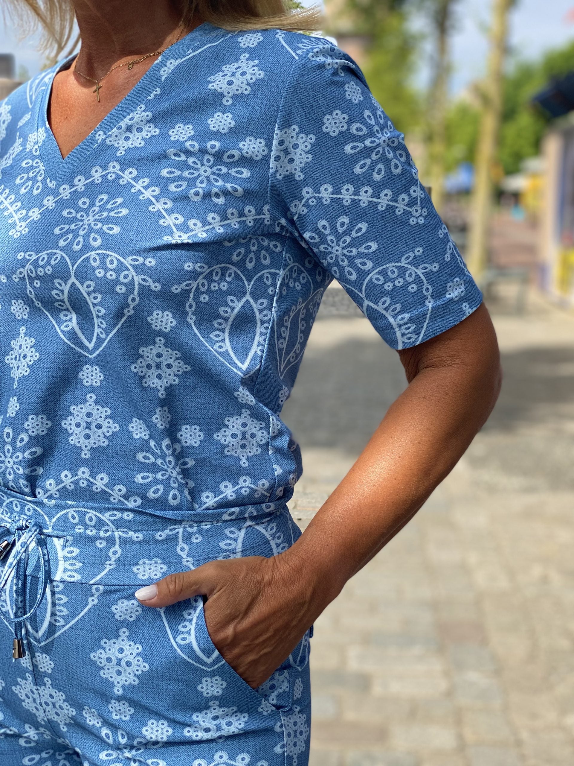 Mi Piace Travelstof Top V-Hals bleached denim embroidery print 202271