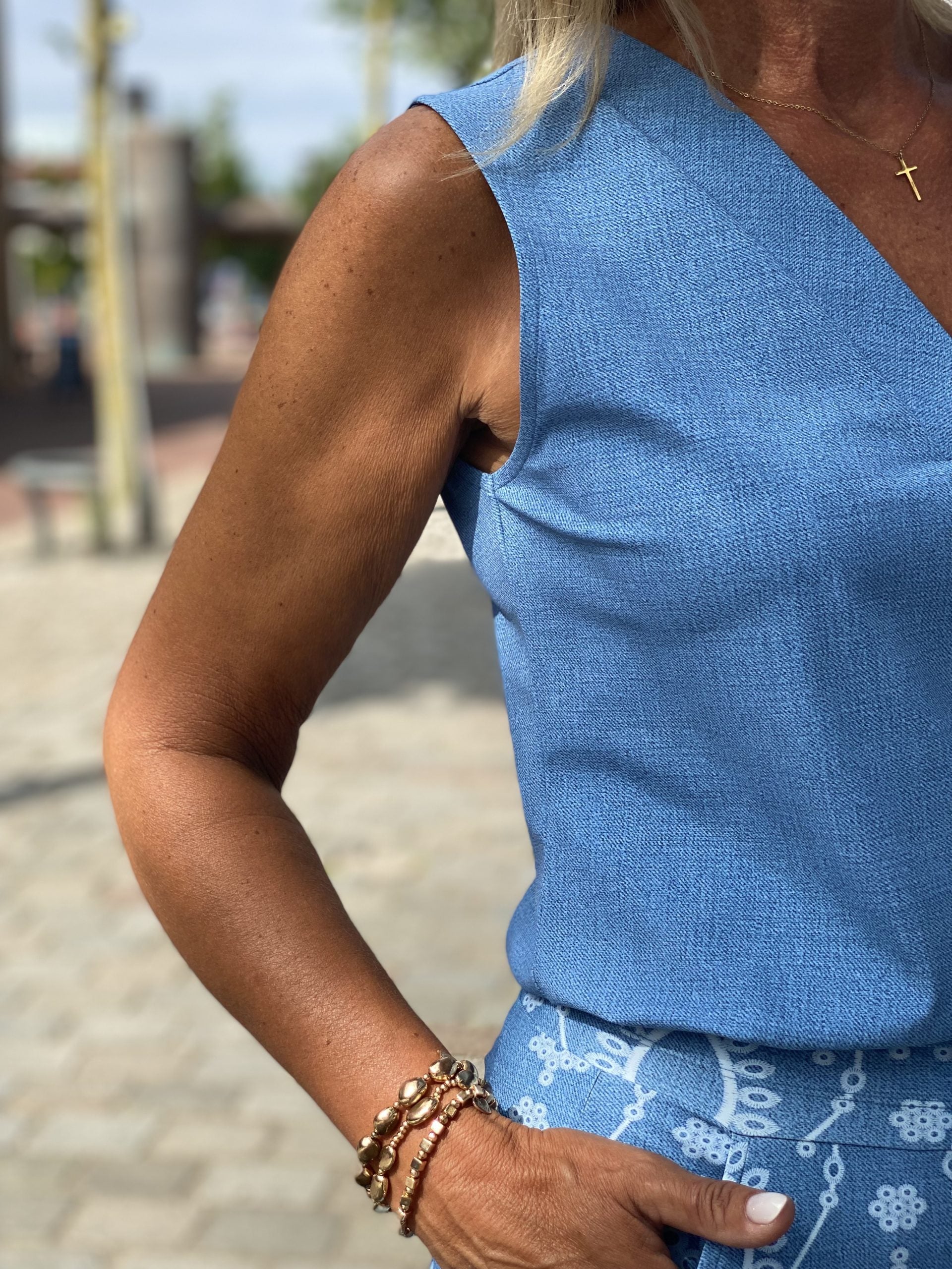 Mi Piace Travelstof Mouwloze Top bleached denim 202425