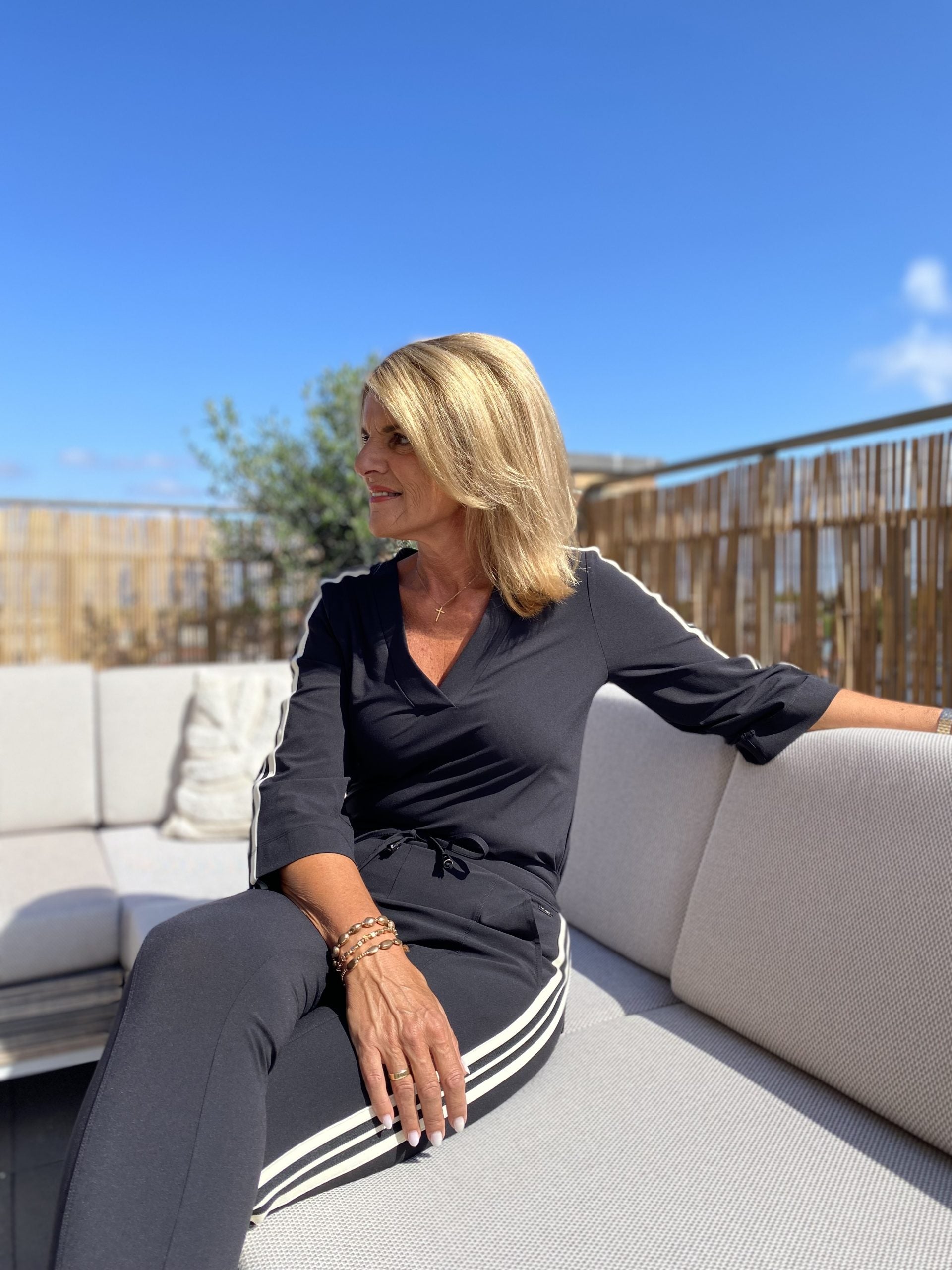 Mi Piace Travelstof V-Hals Tape Top shirt 202666 zwart