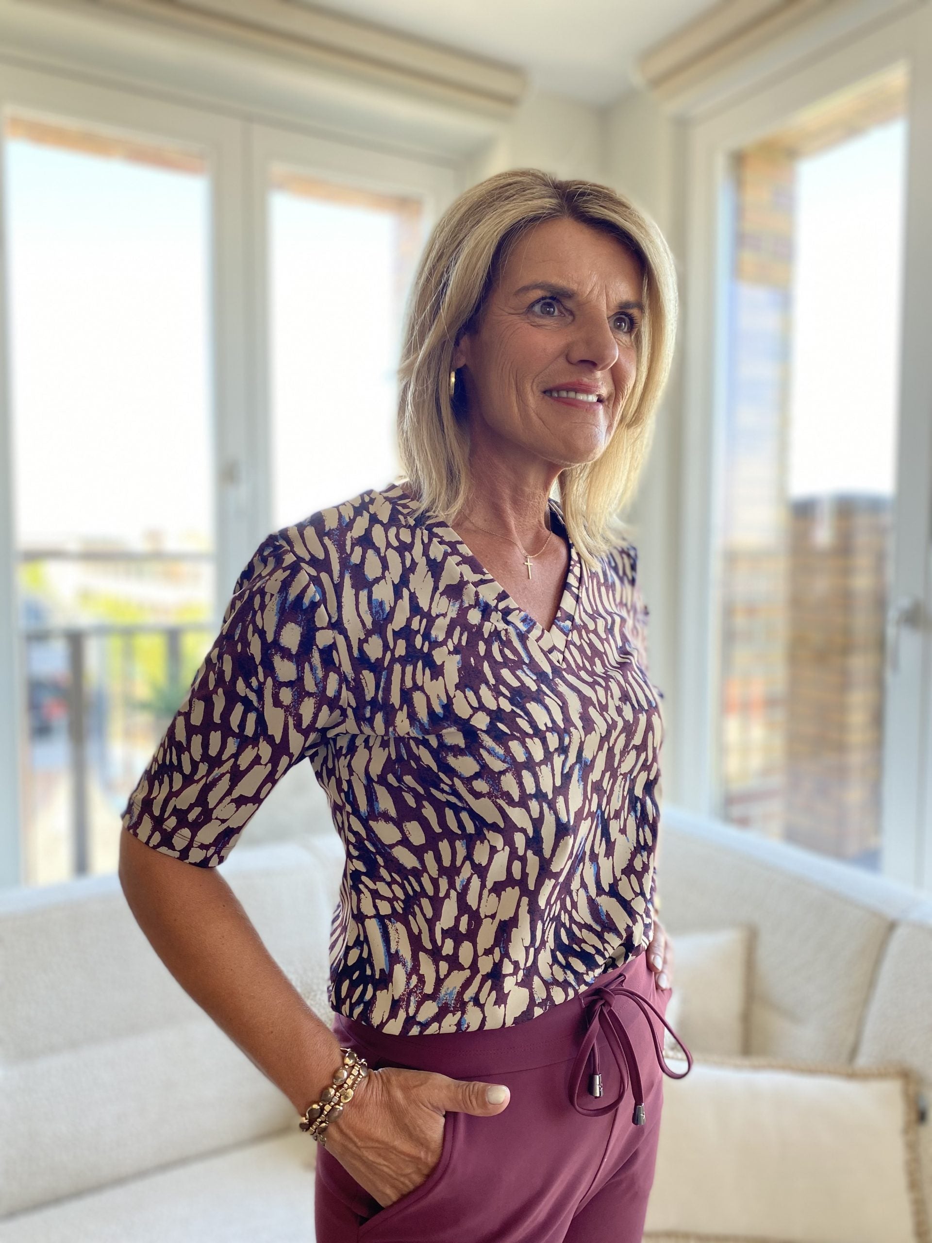 Mi Piace Travelstof Top shirt V-Hals burgundy latte abstract 202271