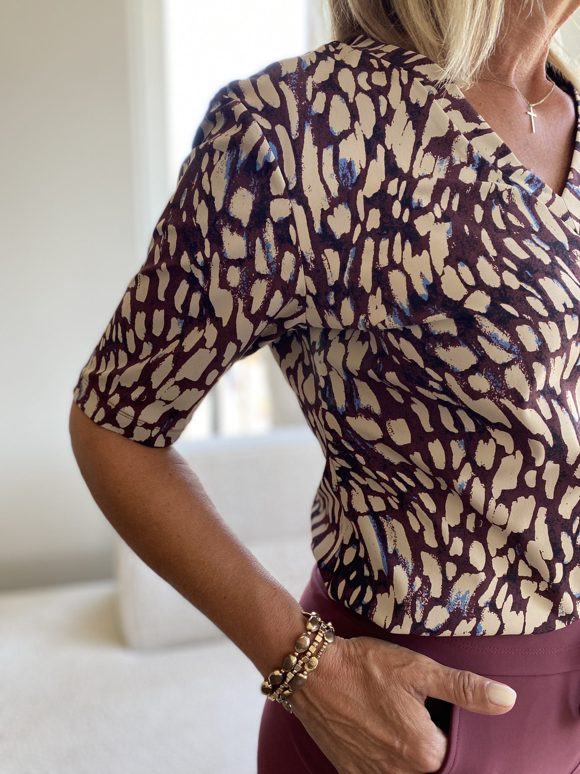 Mi Piace Travelstof Top shirt V-Hals burgundy latte abstract 202271