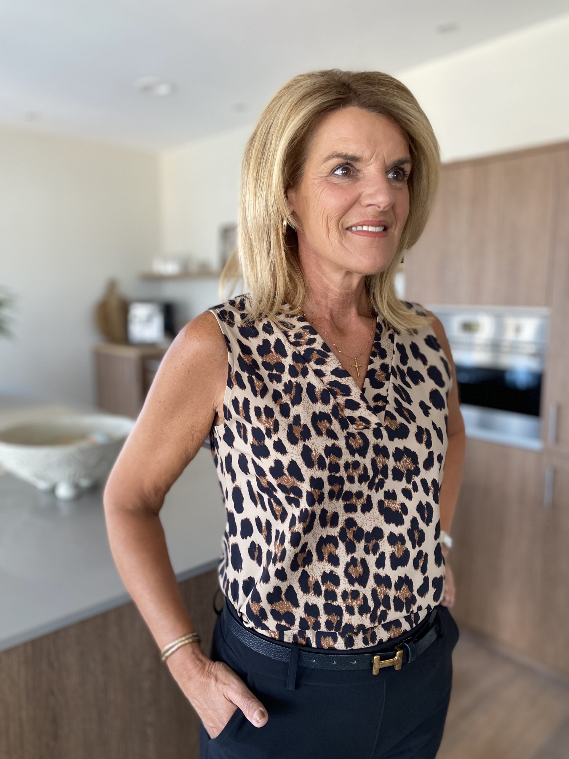 Mi Piace Travelstof Mouwloze Top 202425 leopard print latte