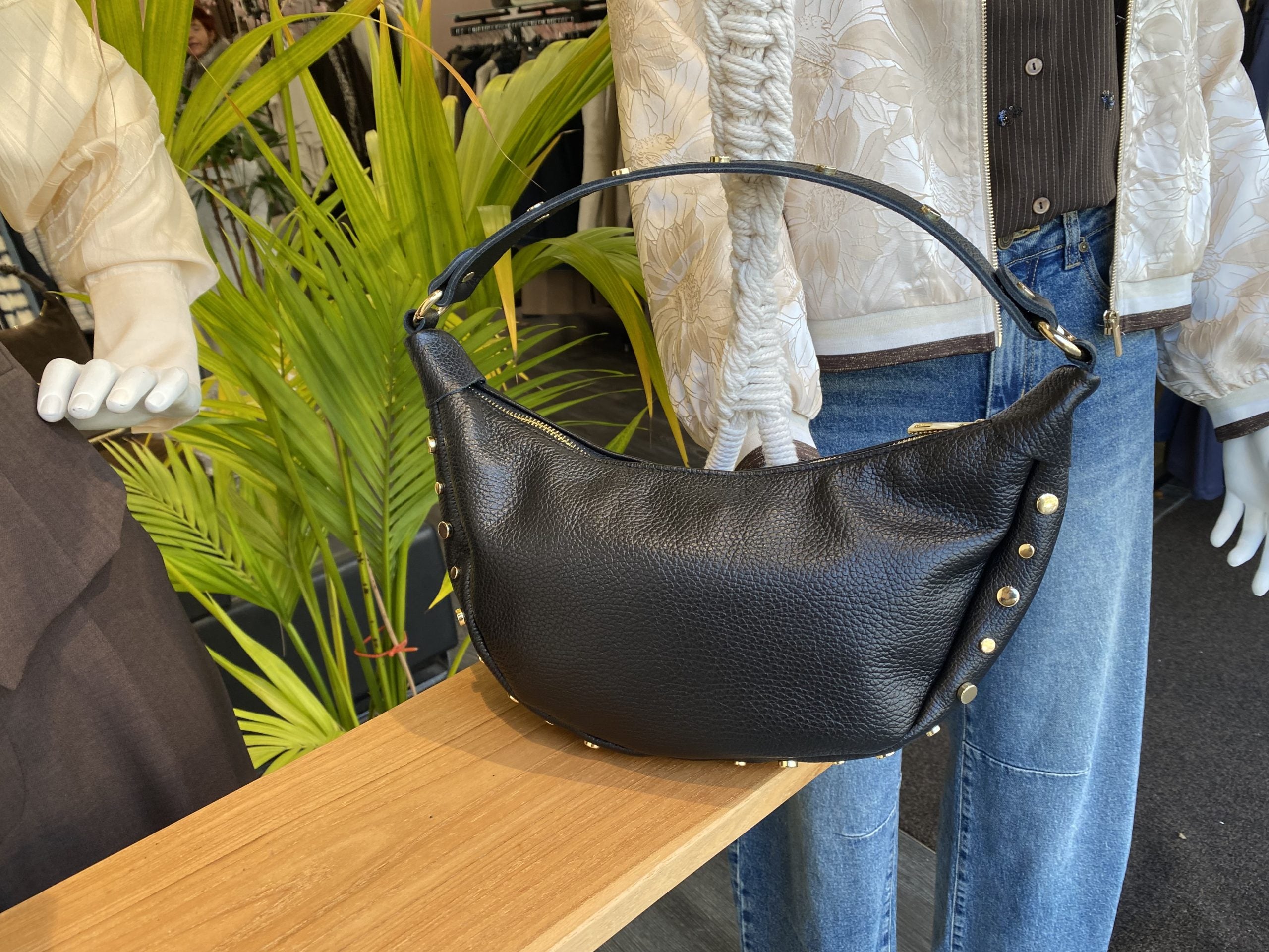 Maudine Schoudertas Leer Studs Zwart/Goud T351