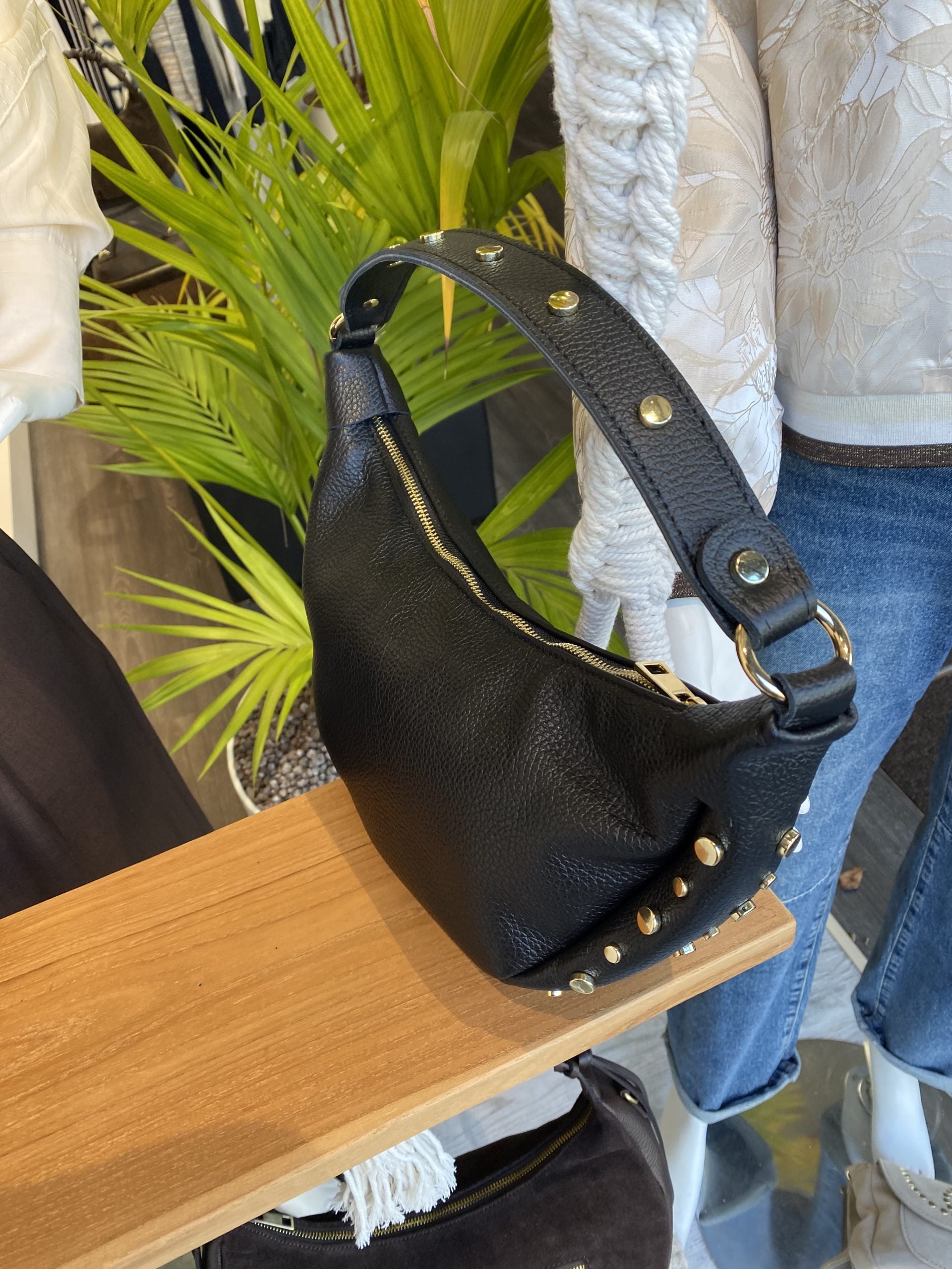 Maudine Schoudertas Leer Studs Zwart/Goud T351