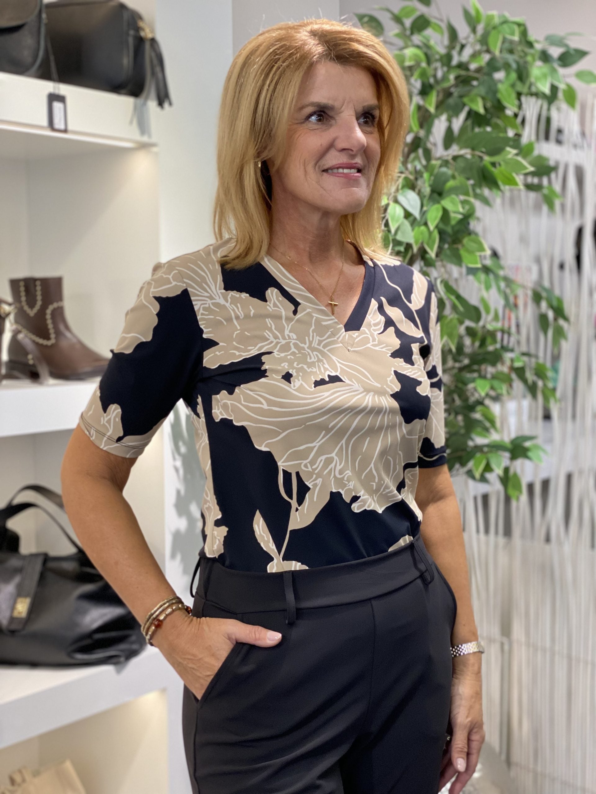 Mi Piace Travelstof Top Shirt V-Hals 202271 big flower print black