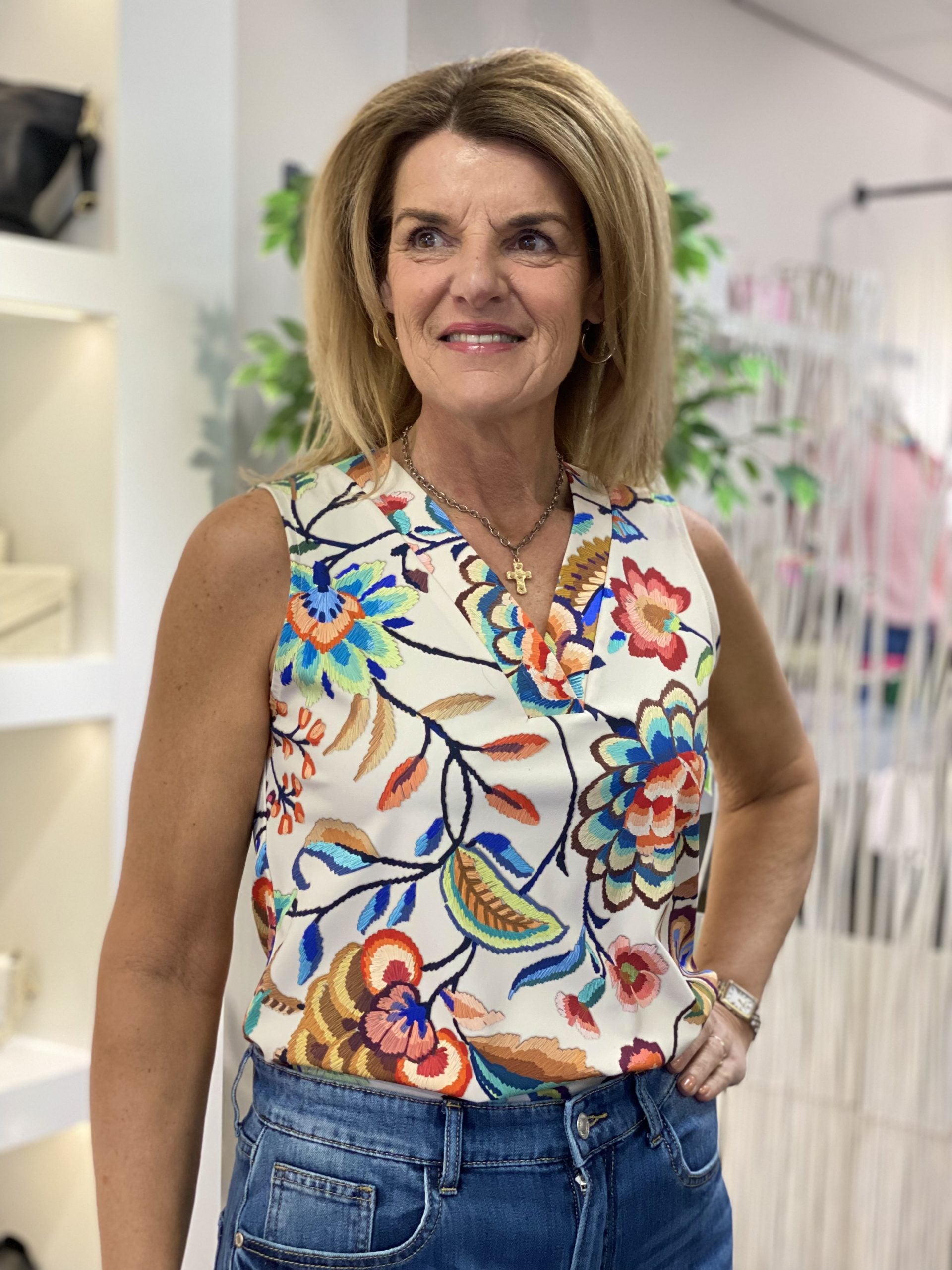 Mi Piace Travelstof Mouwloze Top 202425 embroidered bloom print