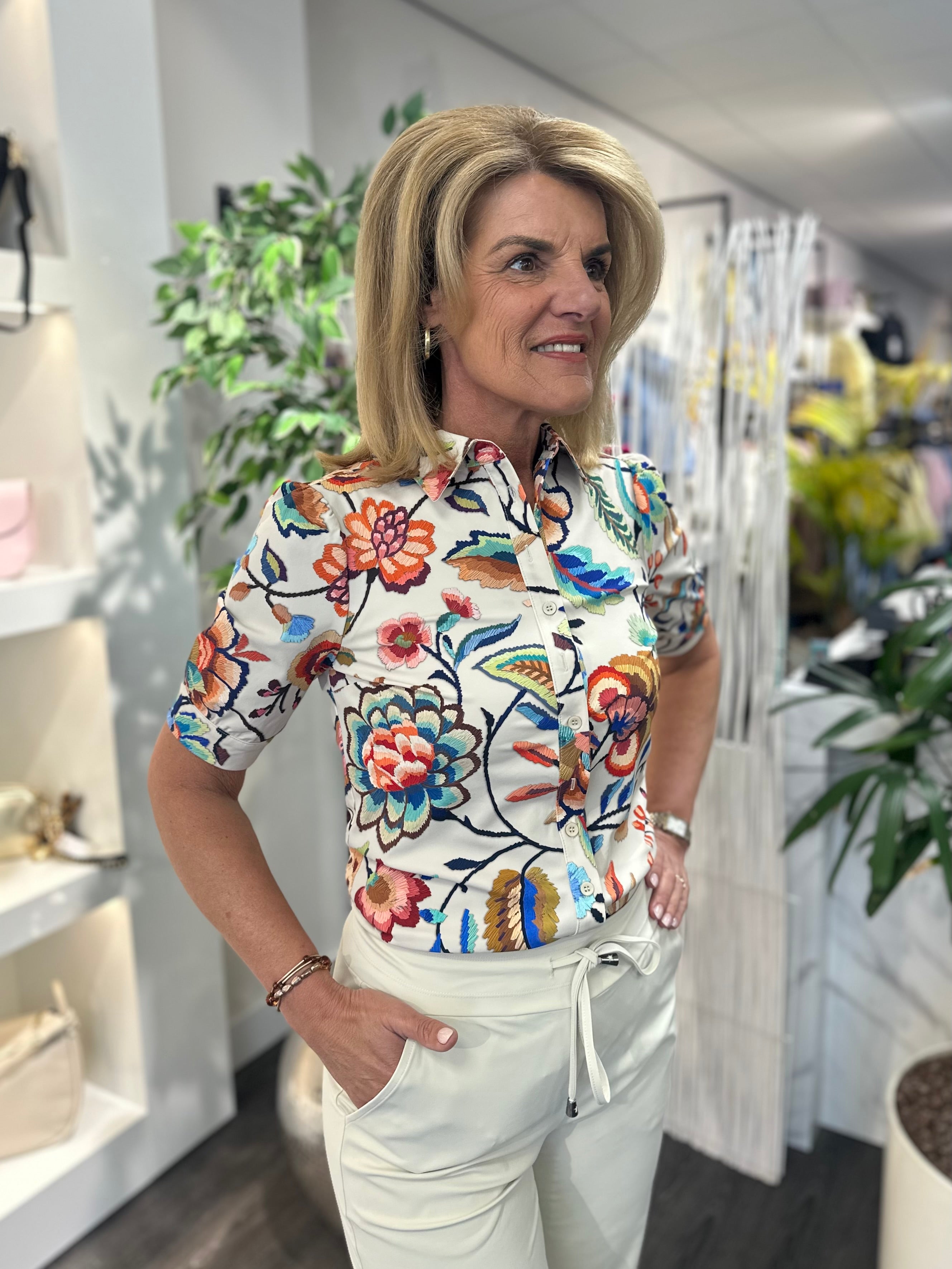 Mi Piace Travelstof Blouse Korte Mouw Embroided Bloom 202270 multicolor
