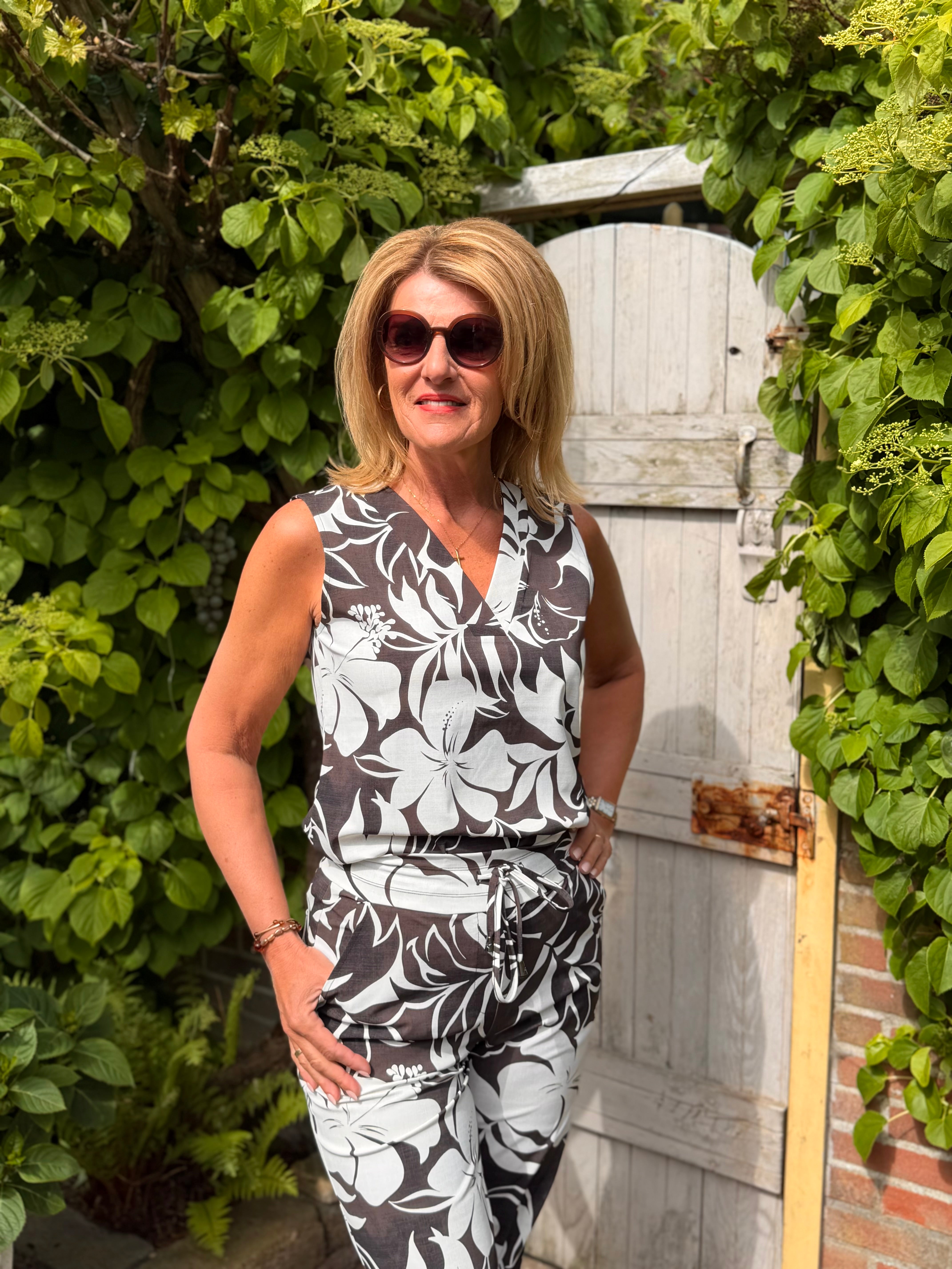 Mi Piace Travelstof Mouwloze Top 202425 hibiscus print espresso