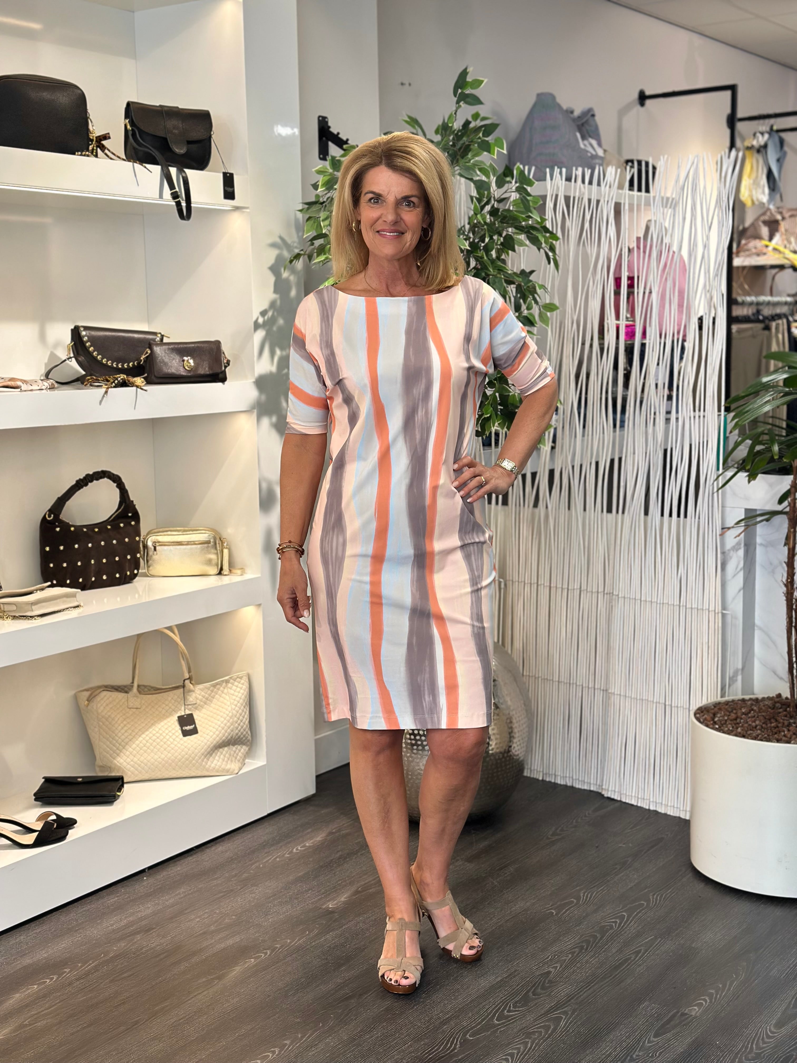 Mi Piace Travelstof Jurk met Boothals 202426 grape apple swirly print