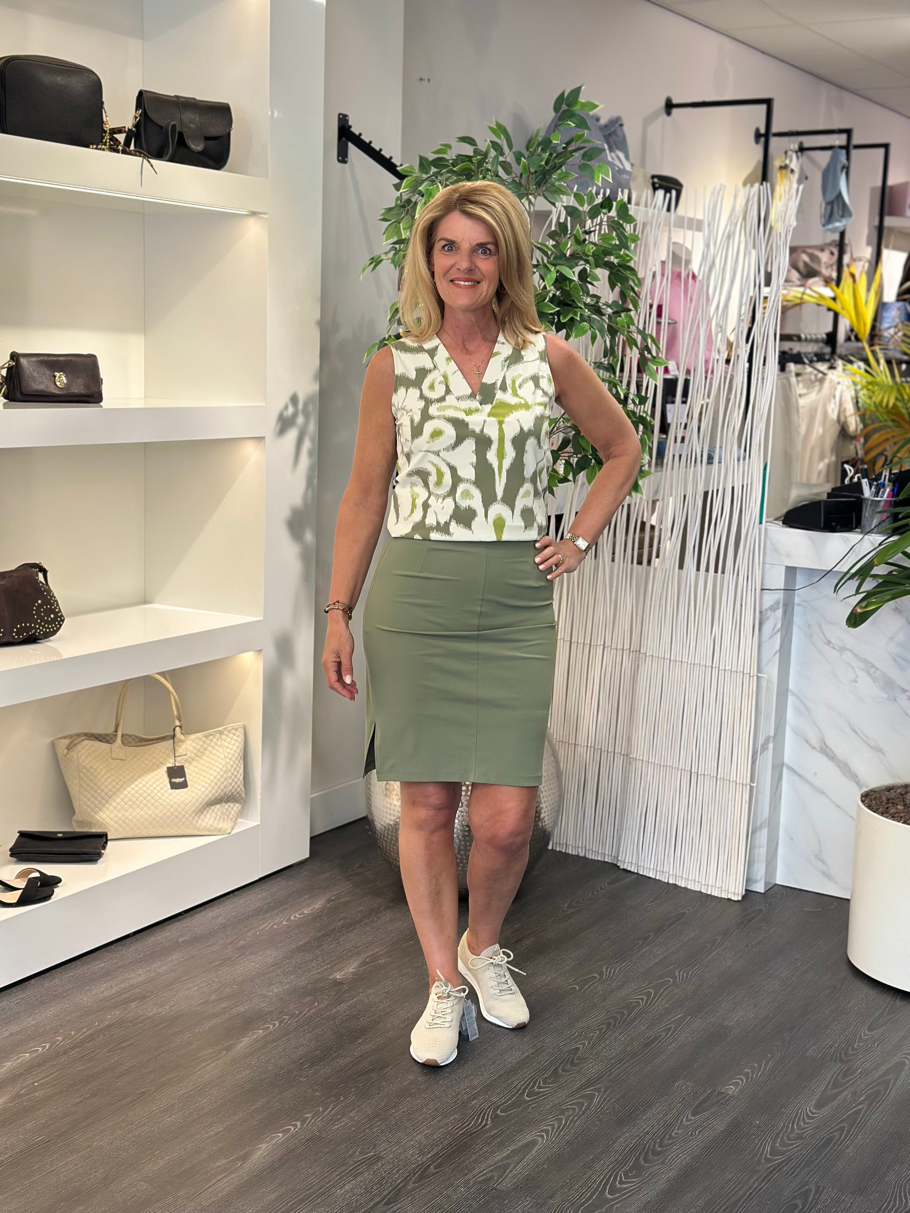 Mi Piace Travelstof Mouwloze Top 202425 ikat ornaments print olive