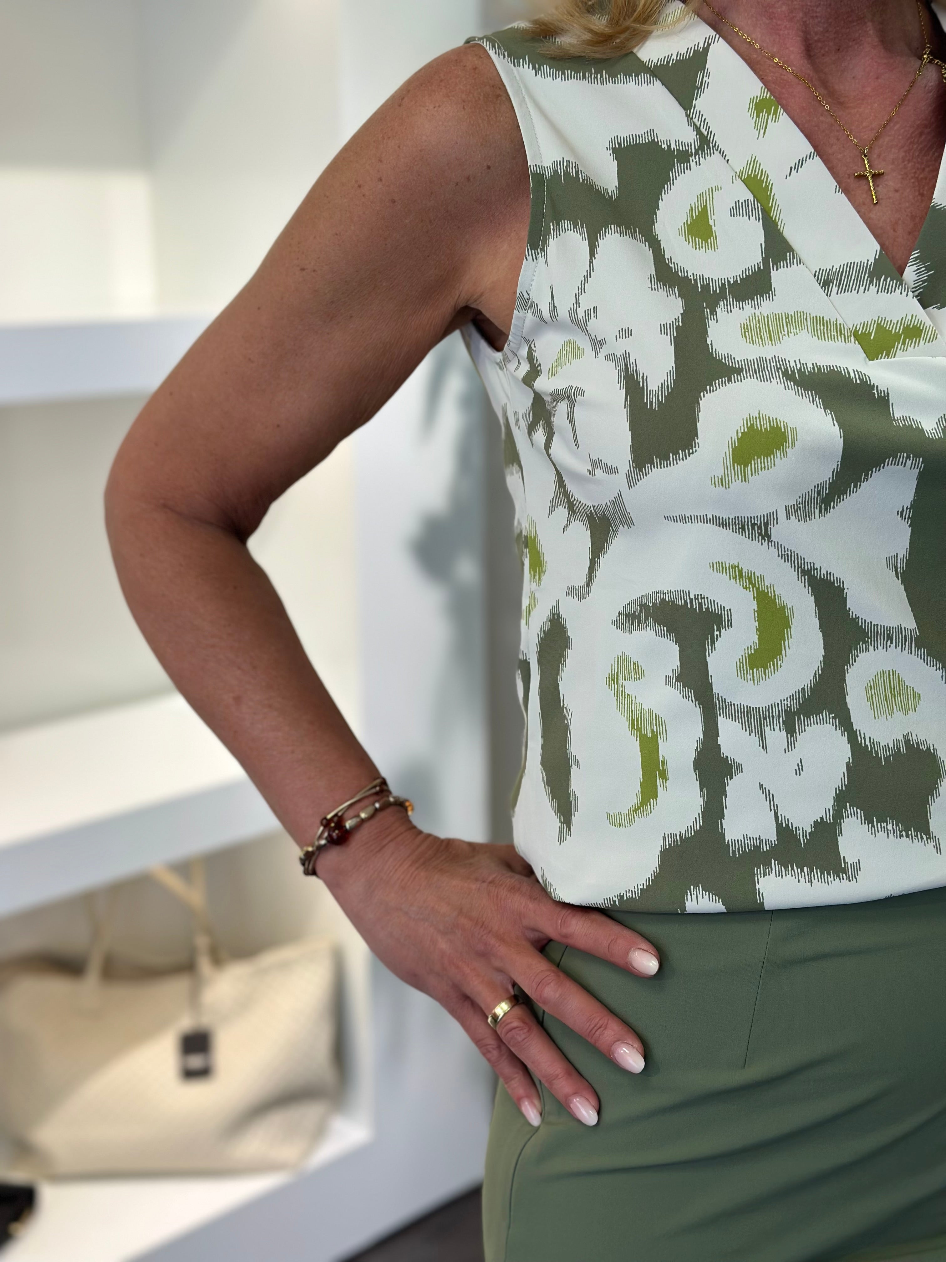 Mi Piace Travelstof Mouwloze Top 202425 ikat ornaments print olive