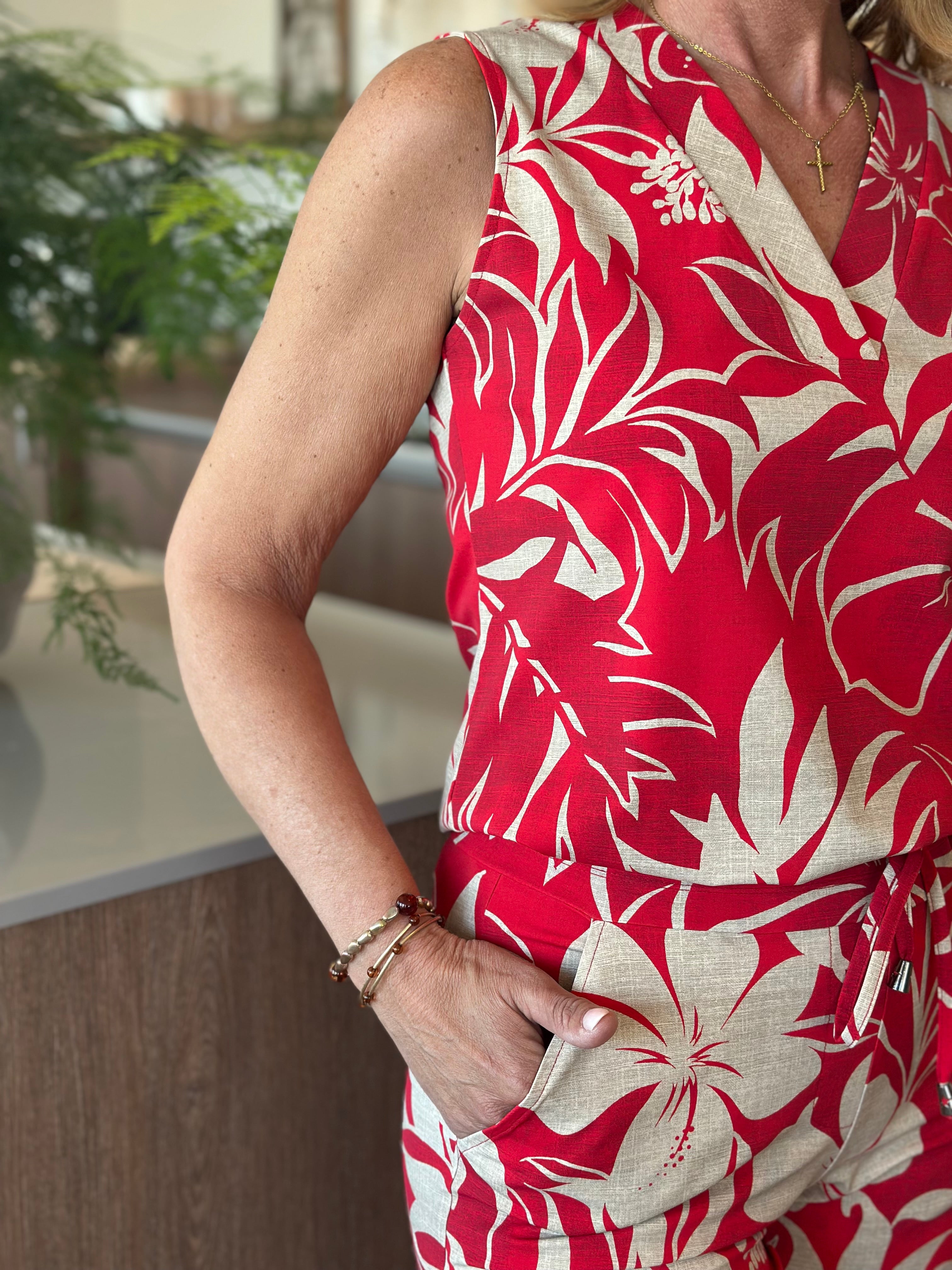 Mi Piace Travelstof Mouwloze Top 202425 hibiscus print red