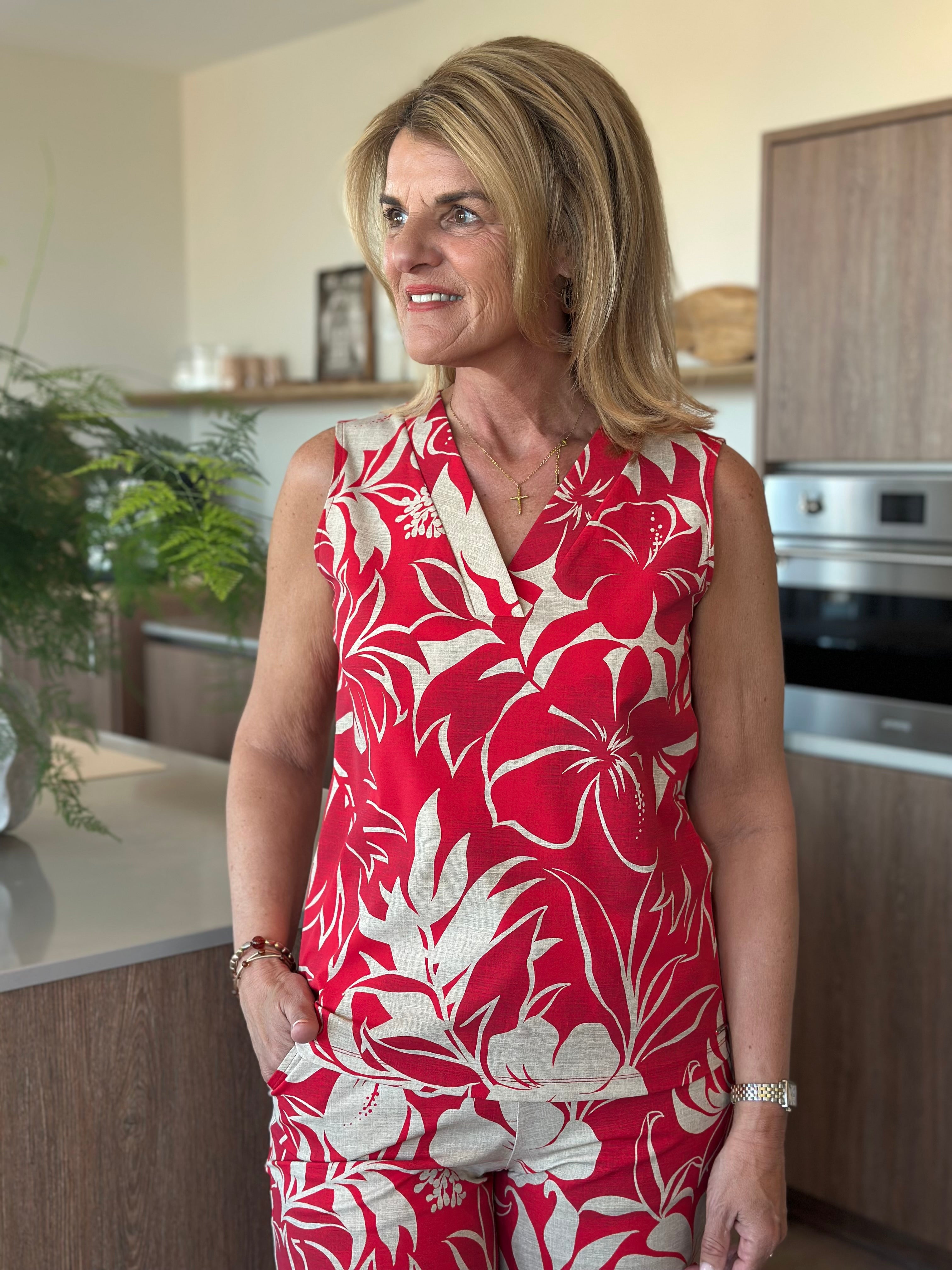 Mi Piace Travelstof Mouwloze Top 202425 hibiscus print red