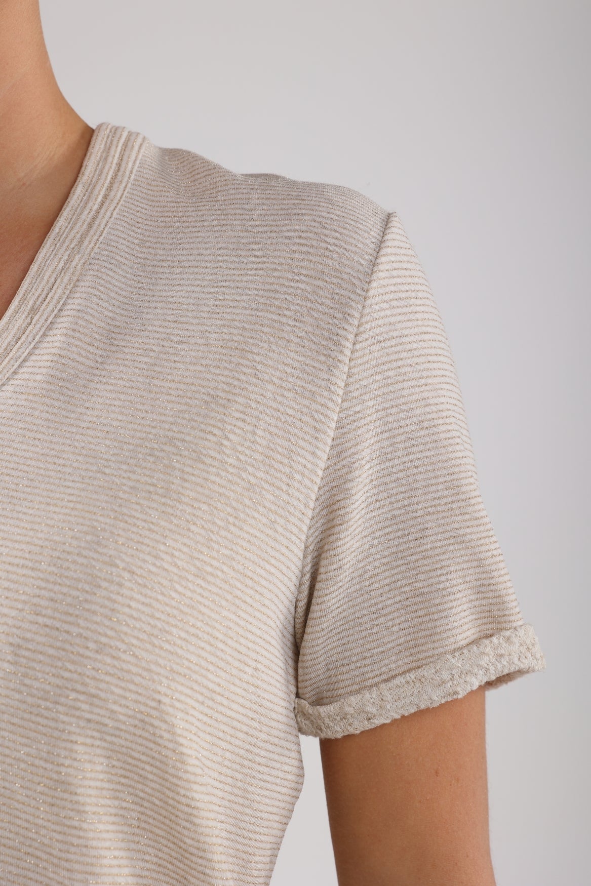 Nukus Secc Top Vneck offwhite goud