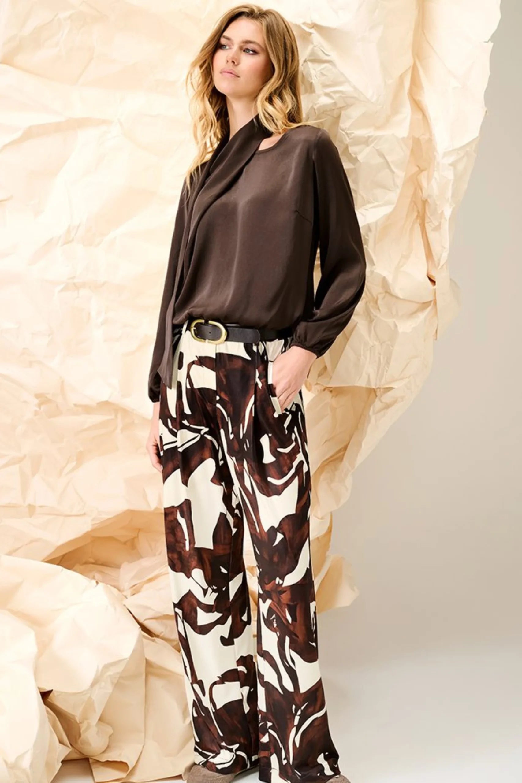 K Design Blouse met Vaste Sjaal B776 chocolate brown