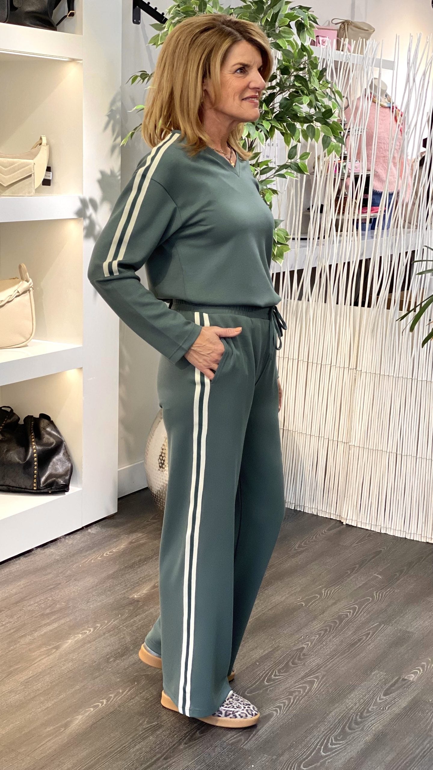 Freequent Lucinda Wijde Broek dark forest w. star off white