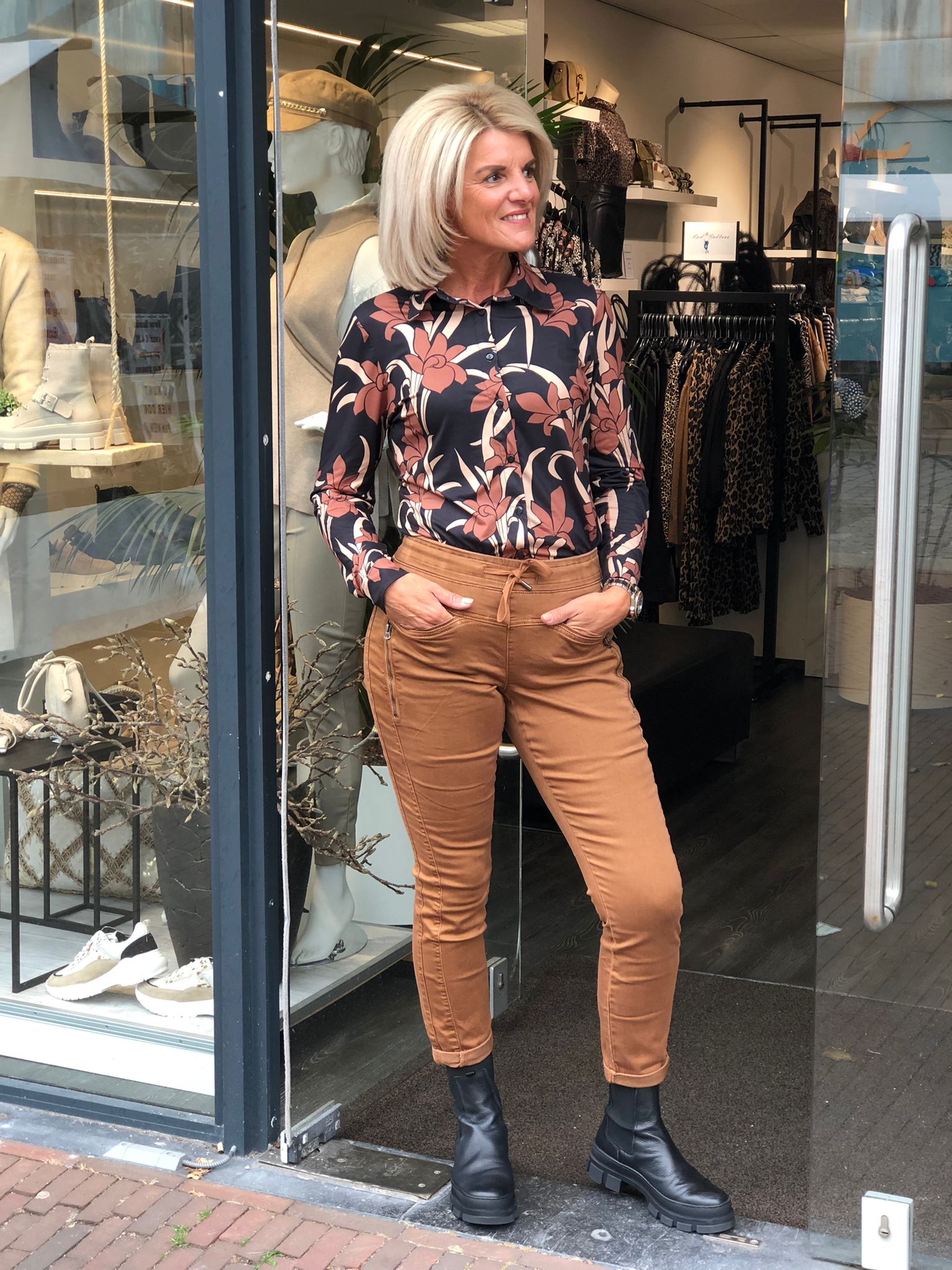 Chastar Blouse zwart/bruin flower gemeleerd