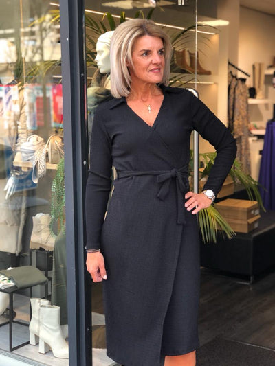 Musthaves by Elja Wikkel Jurk Lang zwart