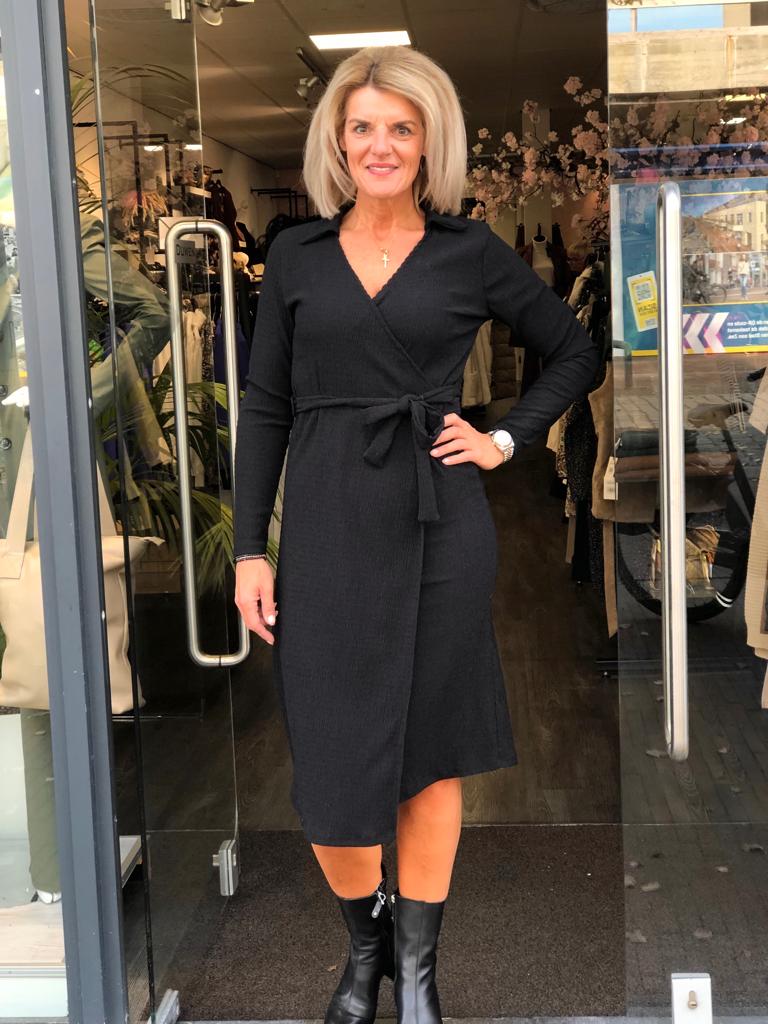 Musthaves by Elja Wikkel Jurk Lang zwart