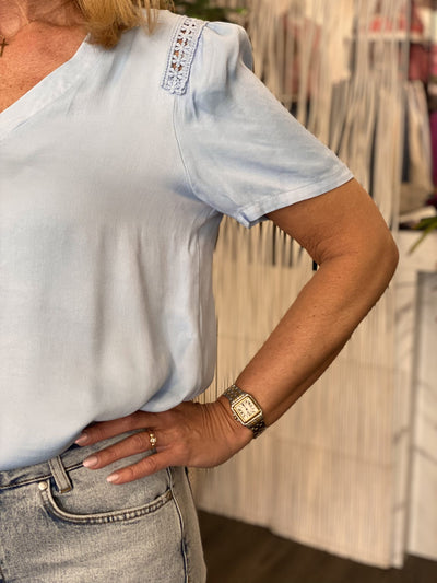 Chastar Top Viscose Satijn lichtblauw