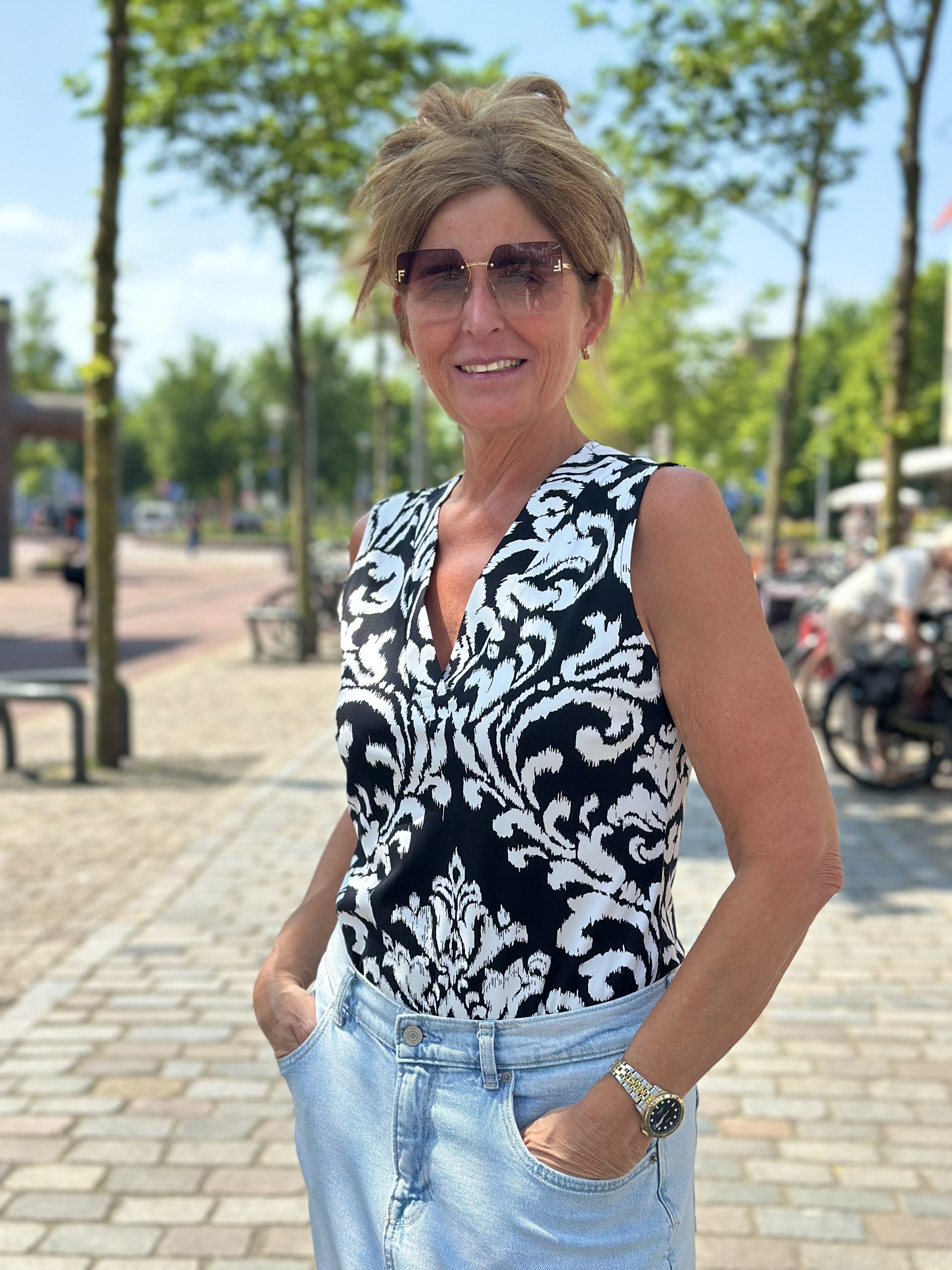 Mi Piace Travelstof Mouwloze Top zwart offwhite ornament print 202425