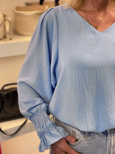 Azzurro Top V-hals met Roezel lichtblauw 0280