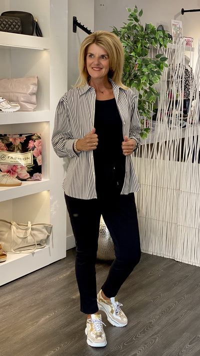 Mi Piace Travelstof Oversized Blouse 202524 zwart kit streep