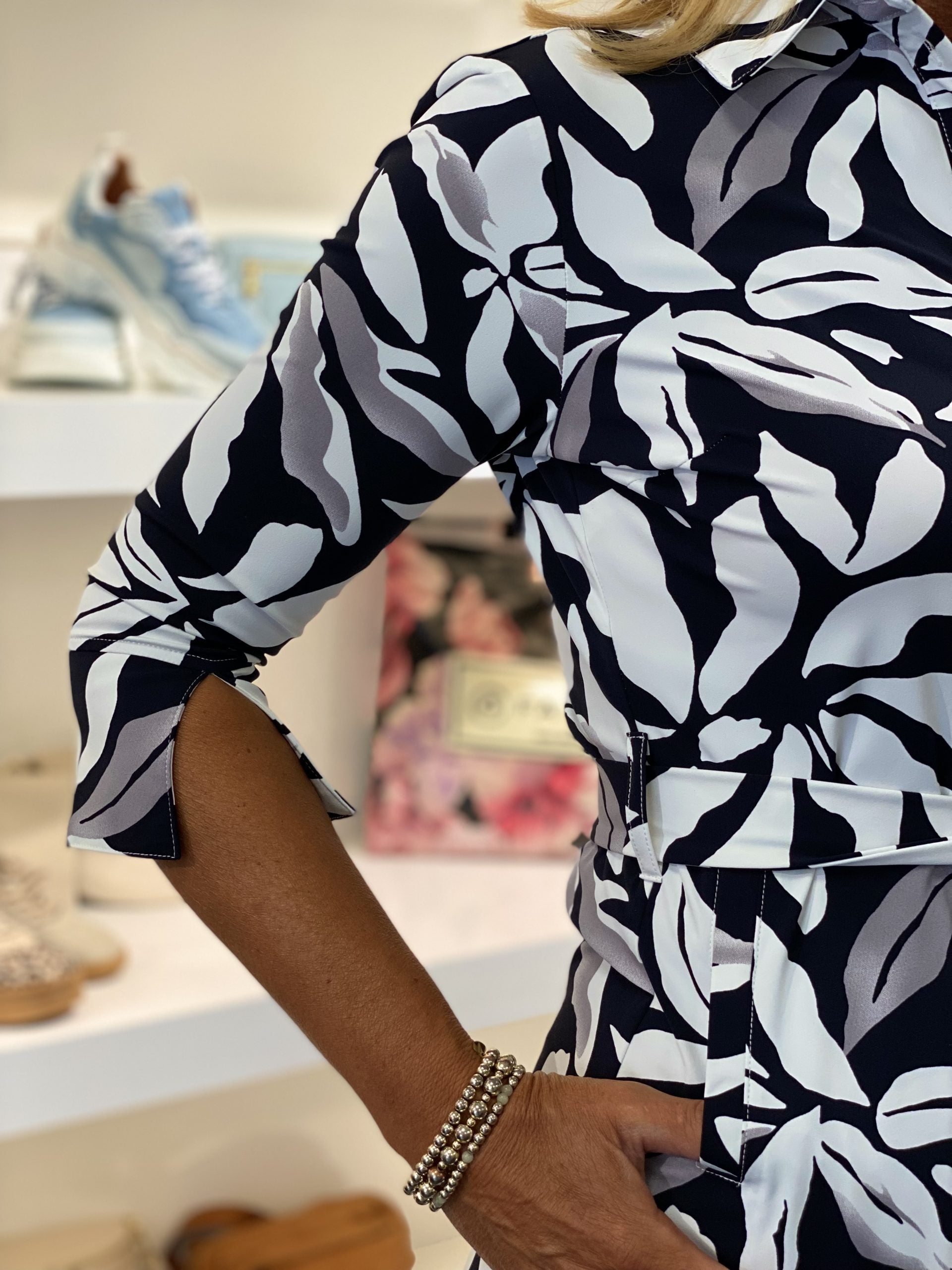 Mi Piace Travelstof Jurk donkerblauw offwhite flower print 202092