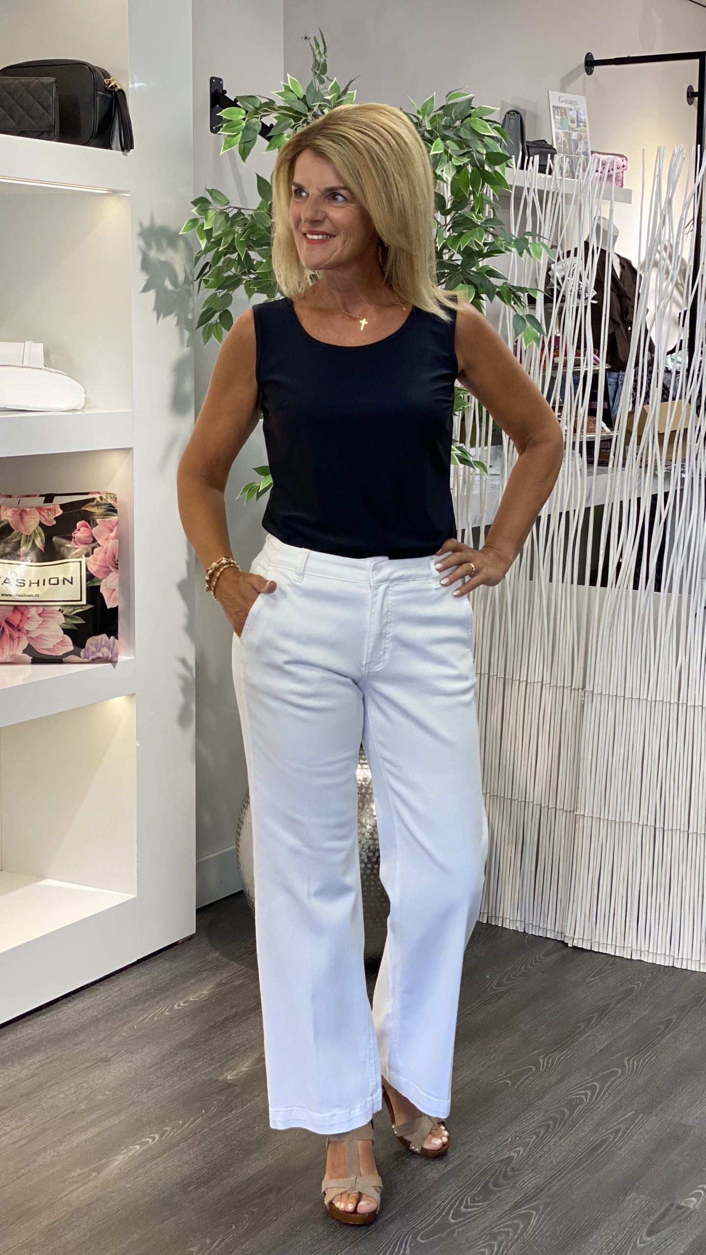 Angelle Milan Travelstof Mouwloze Top 1654 zwart