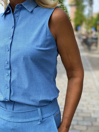 Mi Piace Travelstof Blouse Mouwloos bleached denim 202299