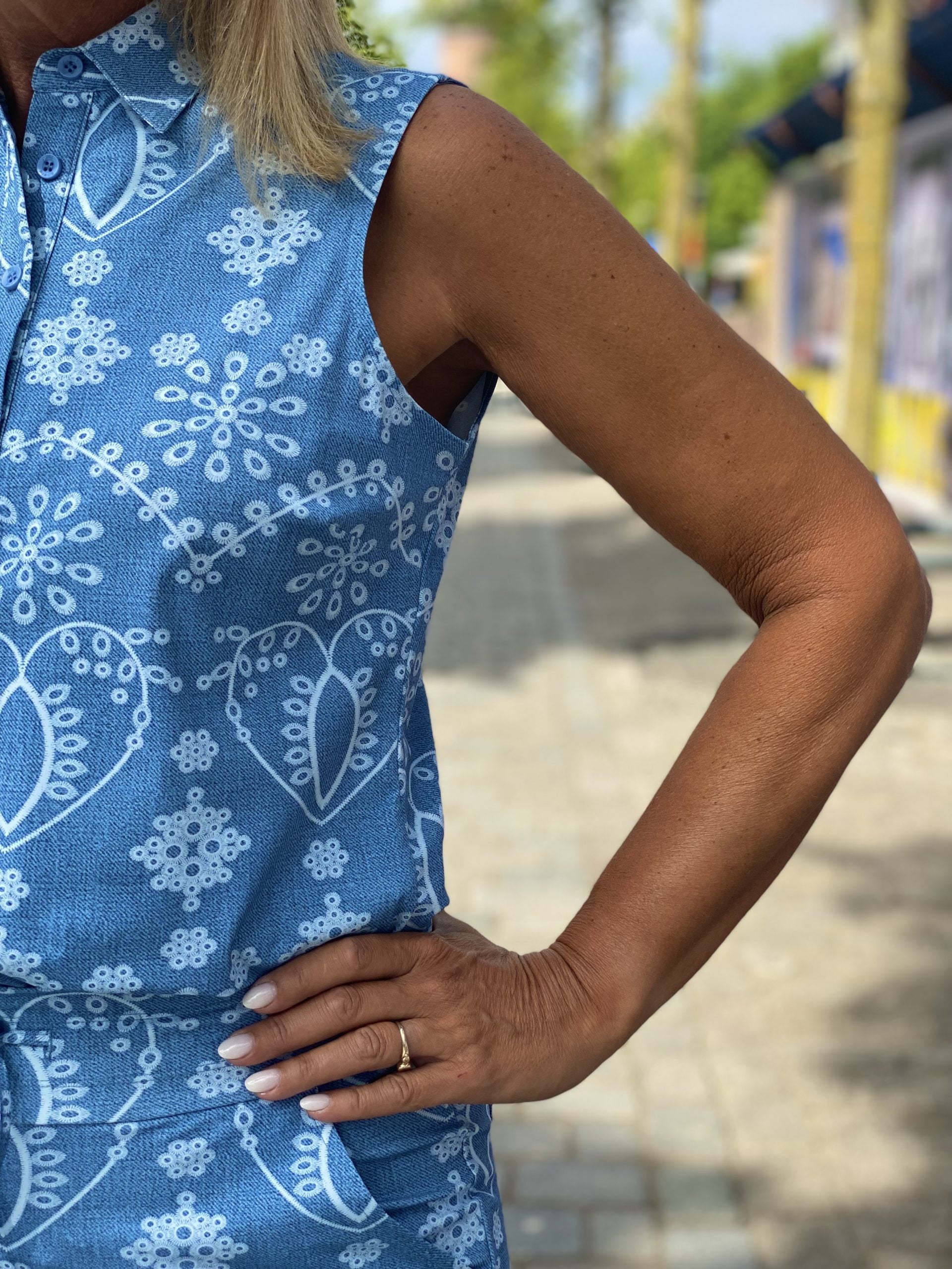 Mi Piace Travelstof Blouse Mouwloos bleached denim embroidery print 202299