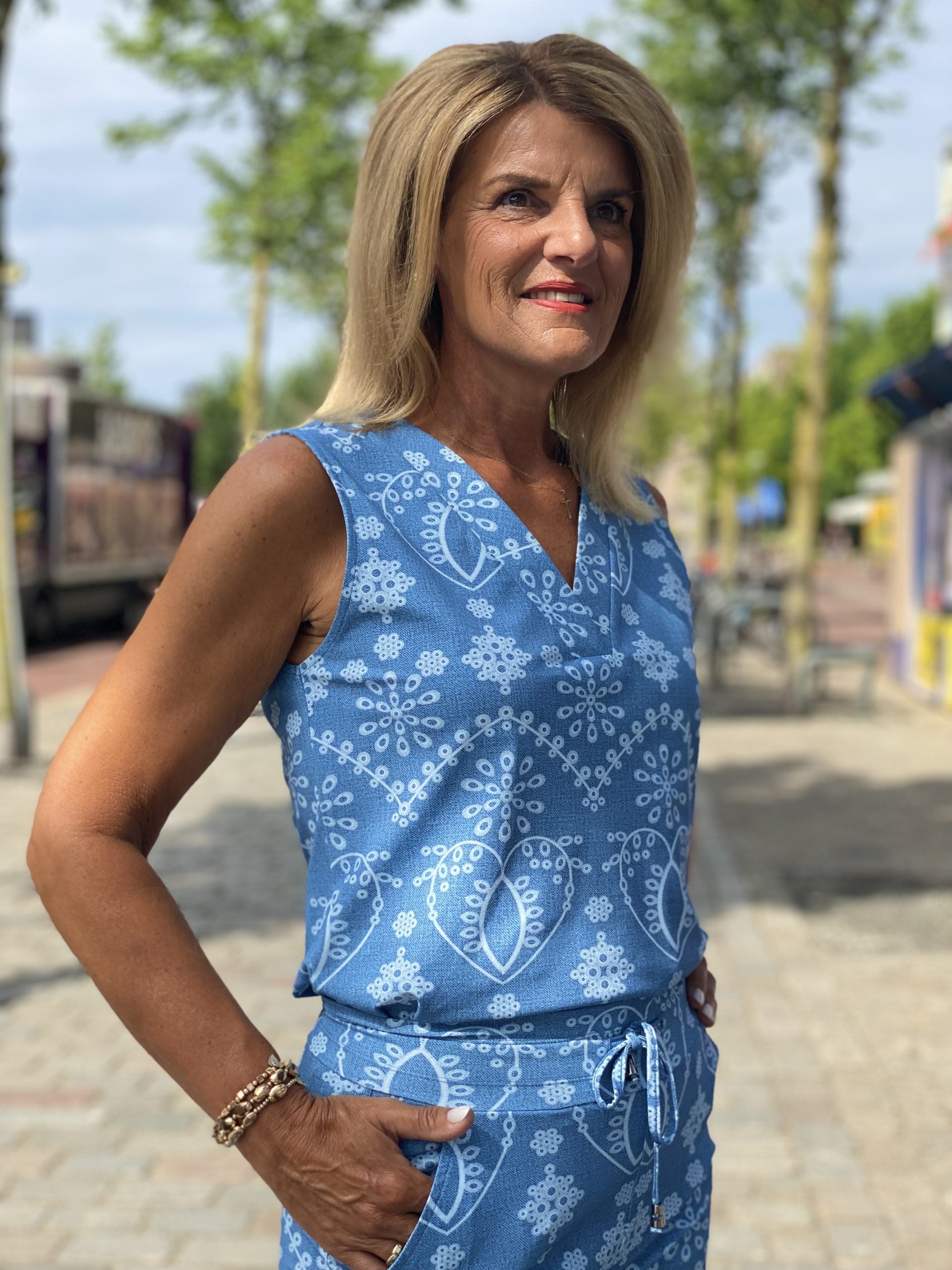 Mi Piace Travelstof Mouwloze Top bleached denim embroidery print 202425