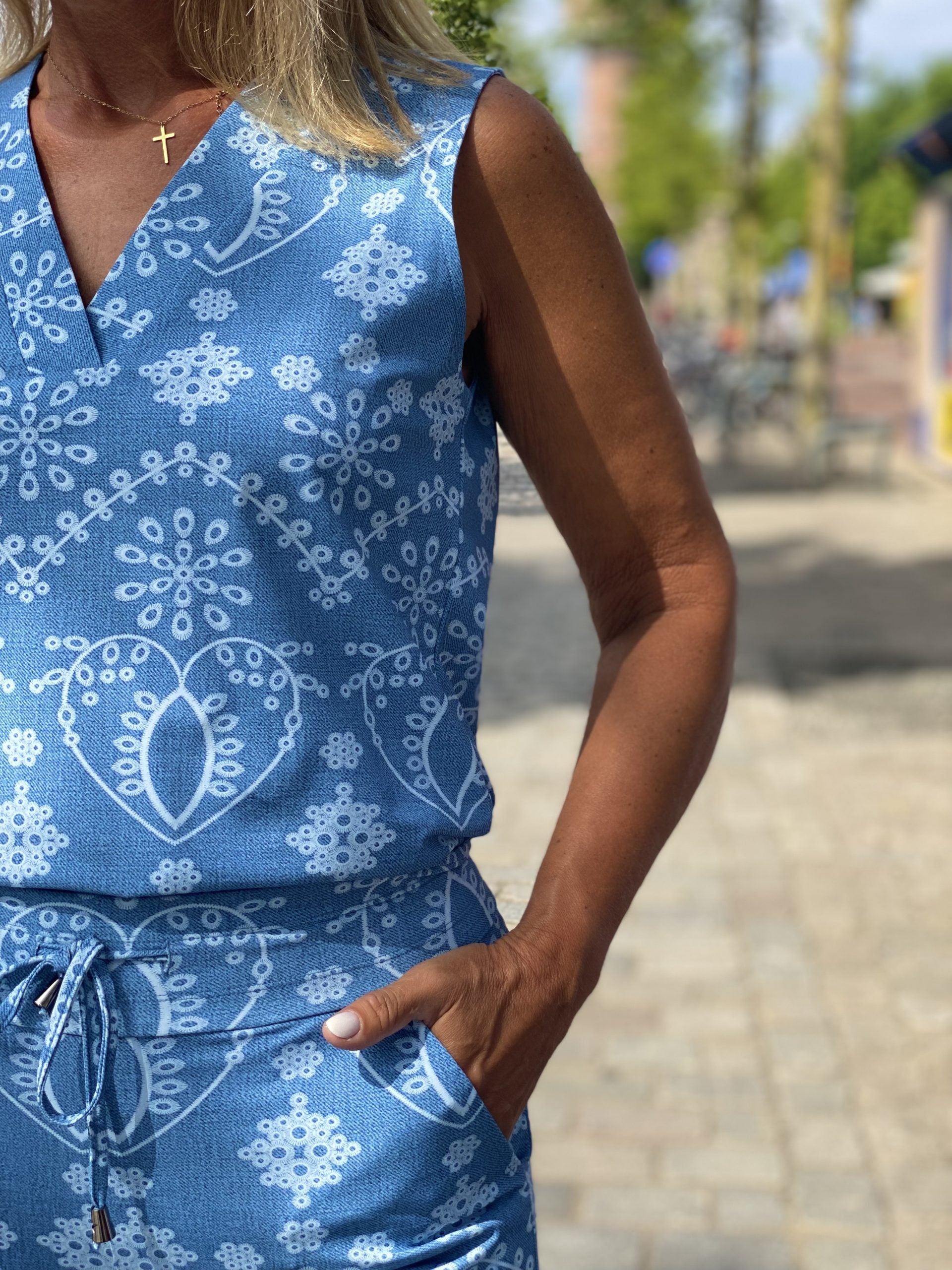 Mi Piace Travelstof Mouwloze Top bleached denim embroidery print 202425