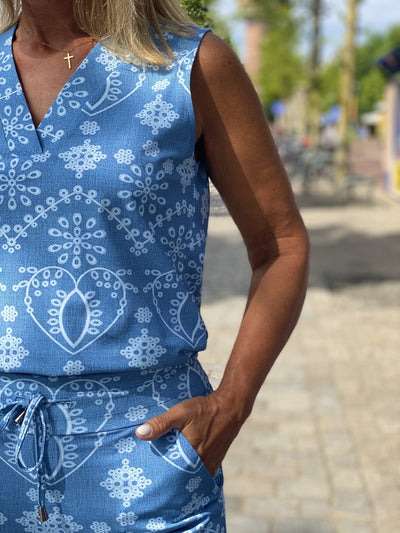 Mi Piace Travelstof Mouwloze Top bleached denim embroidery print 202425