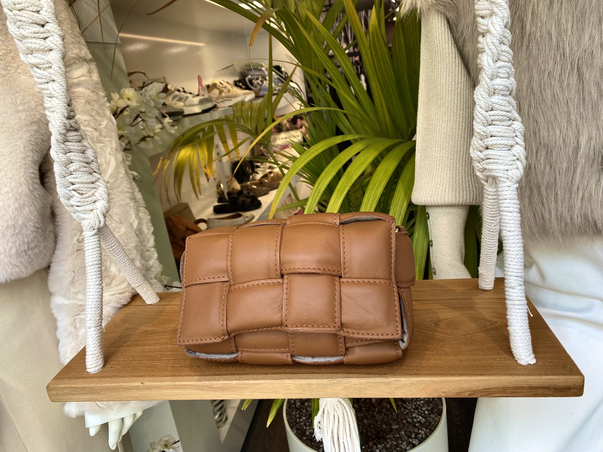 Tas Gevlochten Leer klein Cognac T247