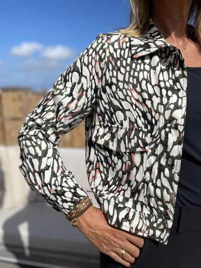 Mi Piace Travelstof Cropped Bomber Jack 202348 deep depth kit abstract