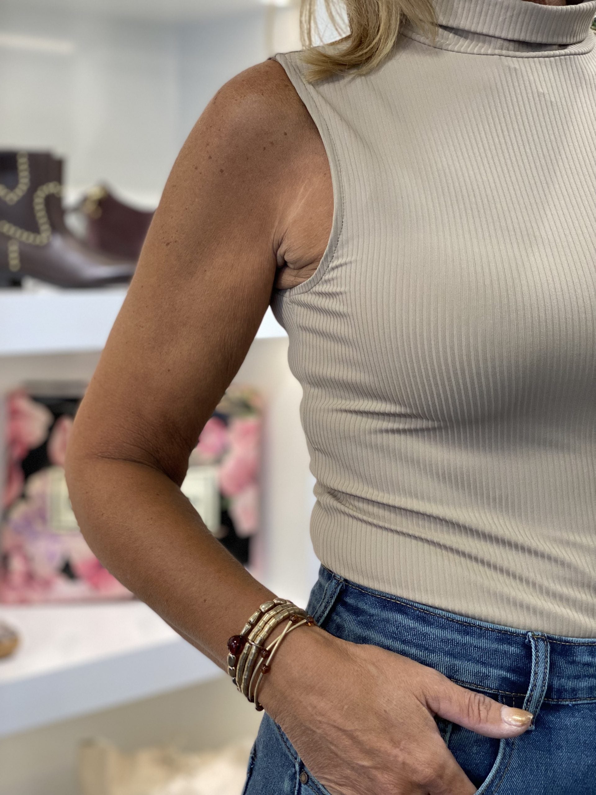 Mi Piace Travelstof Mouwloze Col Top shirt 202642 latte