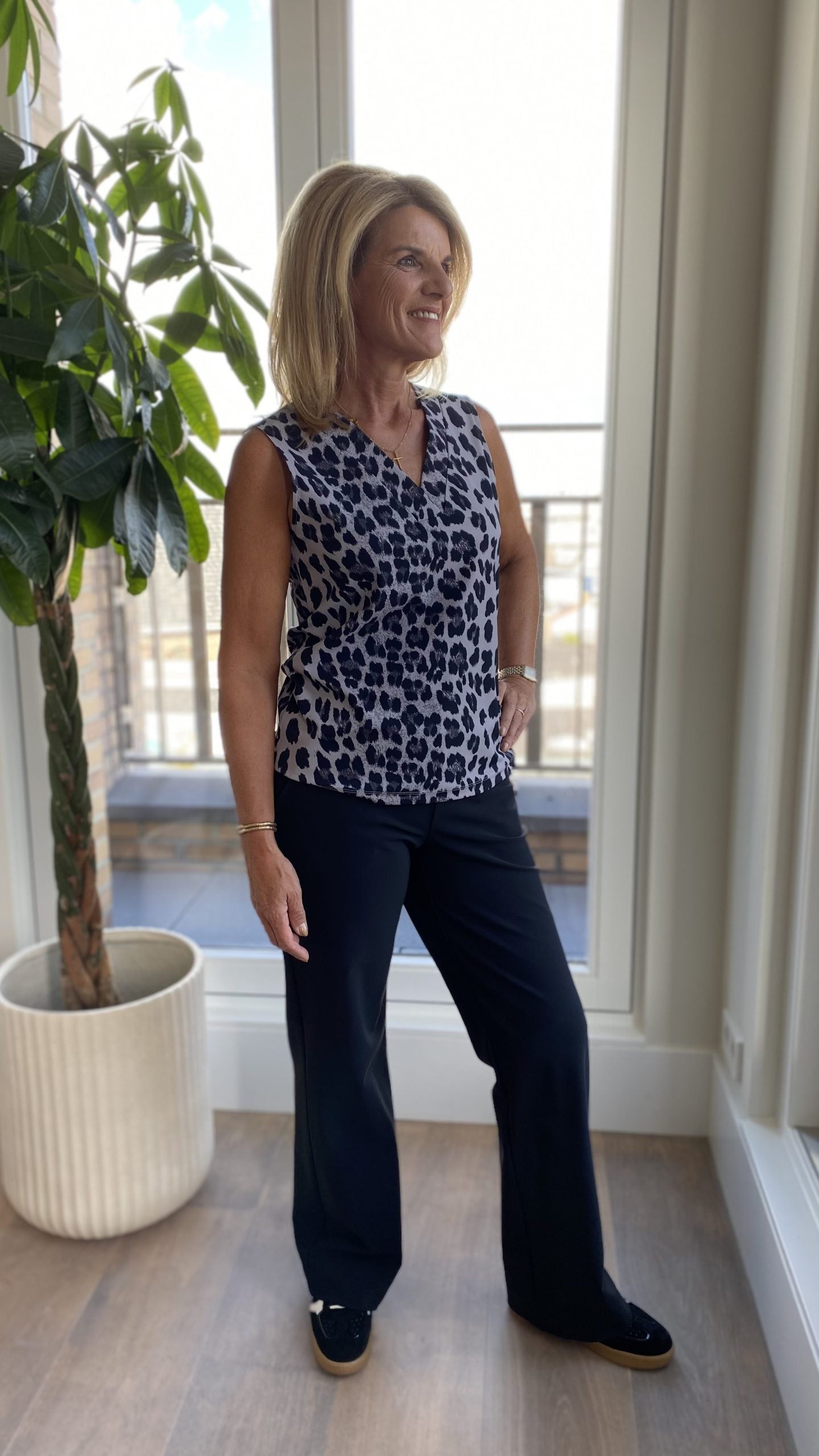 Mi Piace Travelstof Mouwloze Top 202425 leopard print grey