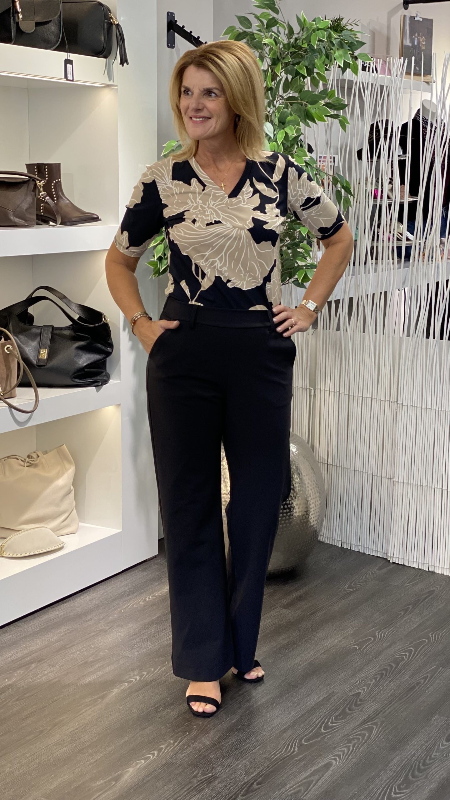 Mi Piace Travelstof Top Shirt V-Hals 202271 big flower print black