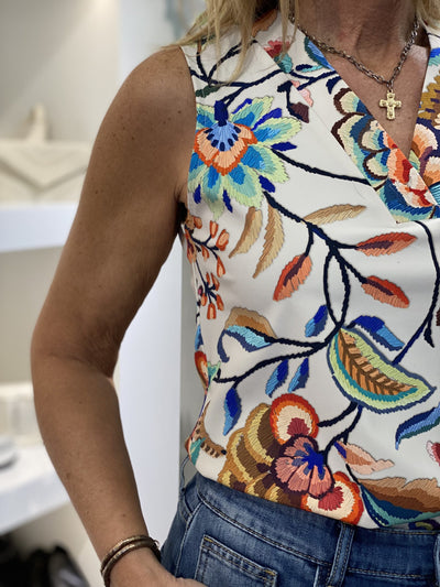 Mi Piace Travelstof Mouwloze Top 202425 embroidered bloom print