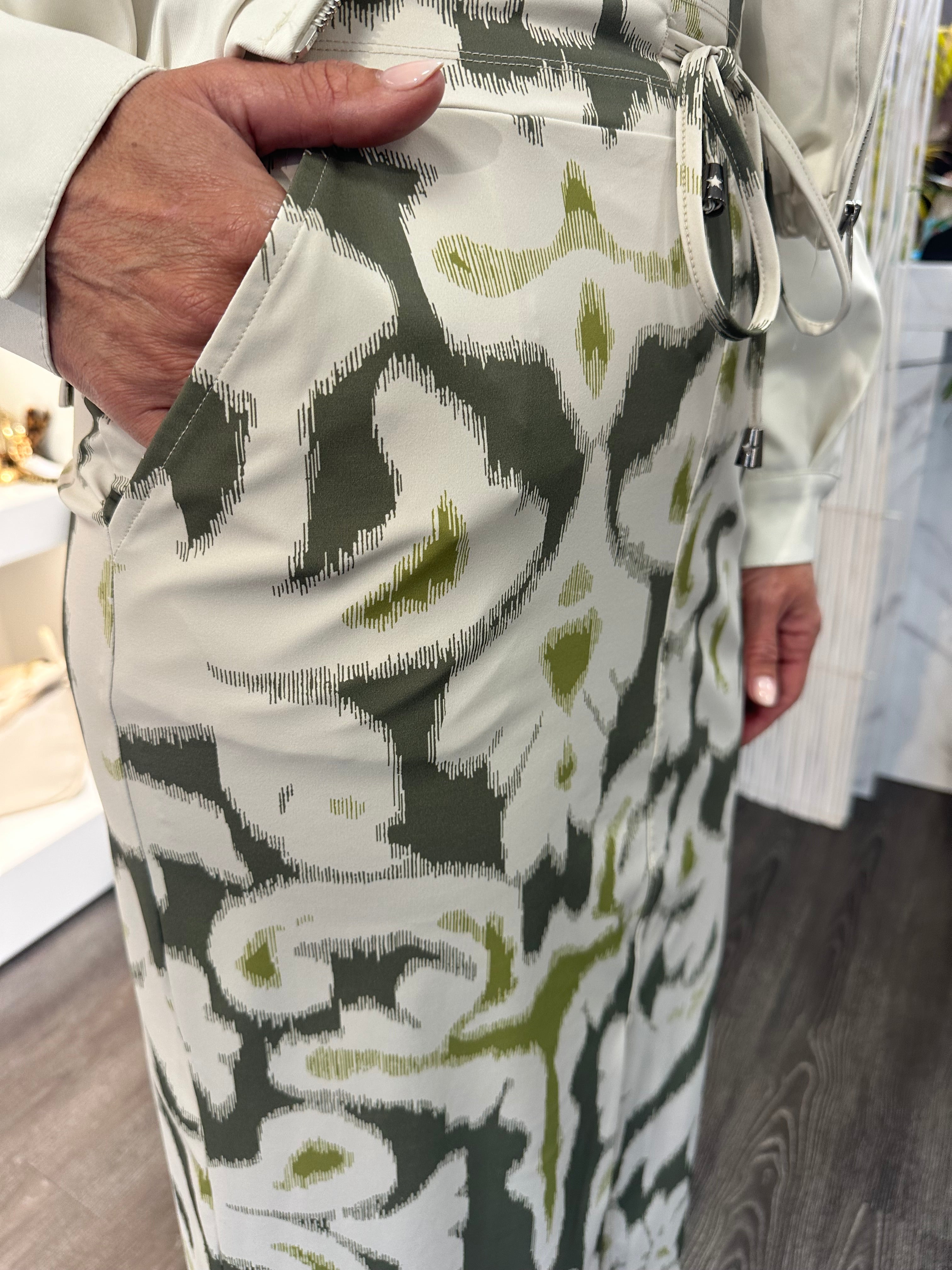 Mi Piace Travelstof Halflange Rok 202424 ikat ornaments print olive