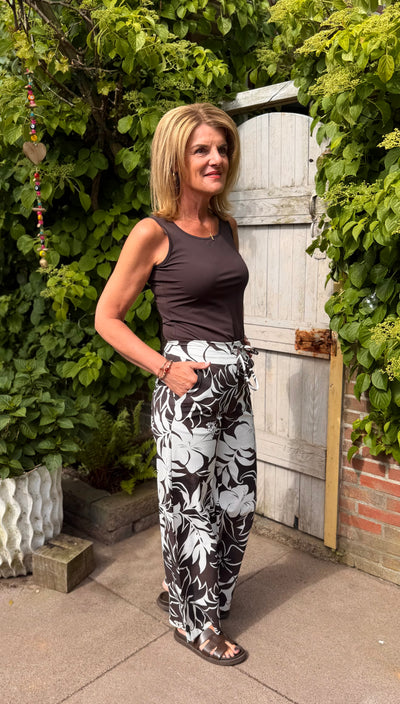 Mi Piace Travelbroek Recht Model 202433 hibiscus print espresso