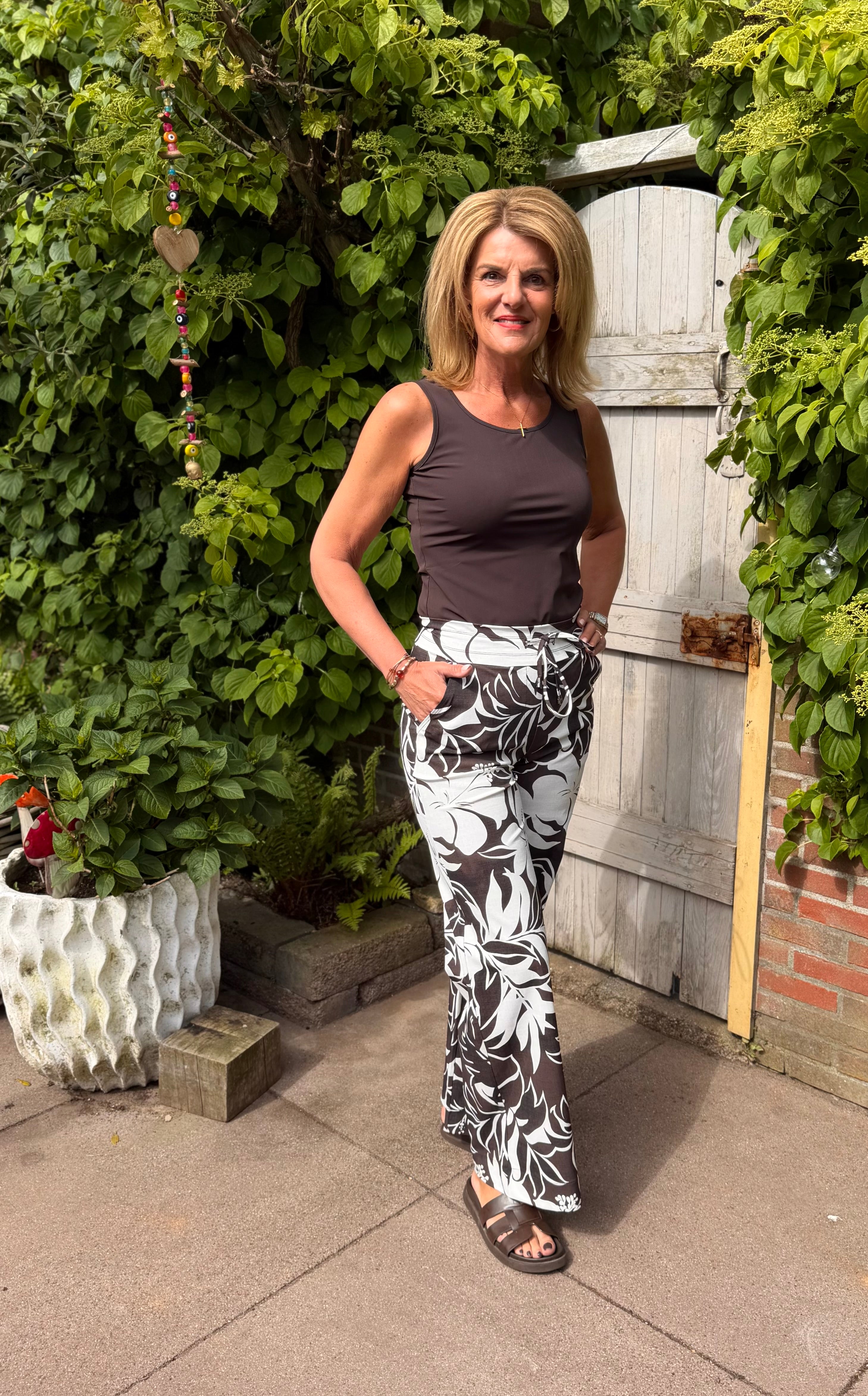 Mi Piace Travelbroek Recht Model 202433 hibiscus print espresso