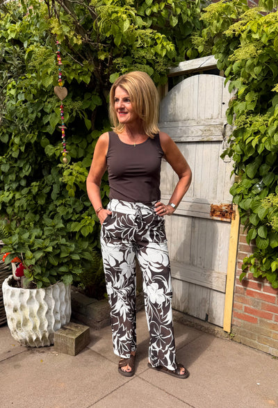 Mi Piace Travelbroek Recht Model 202433 hibiscus print espresso