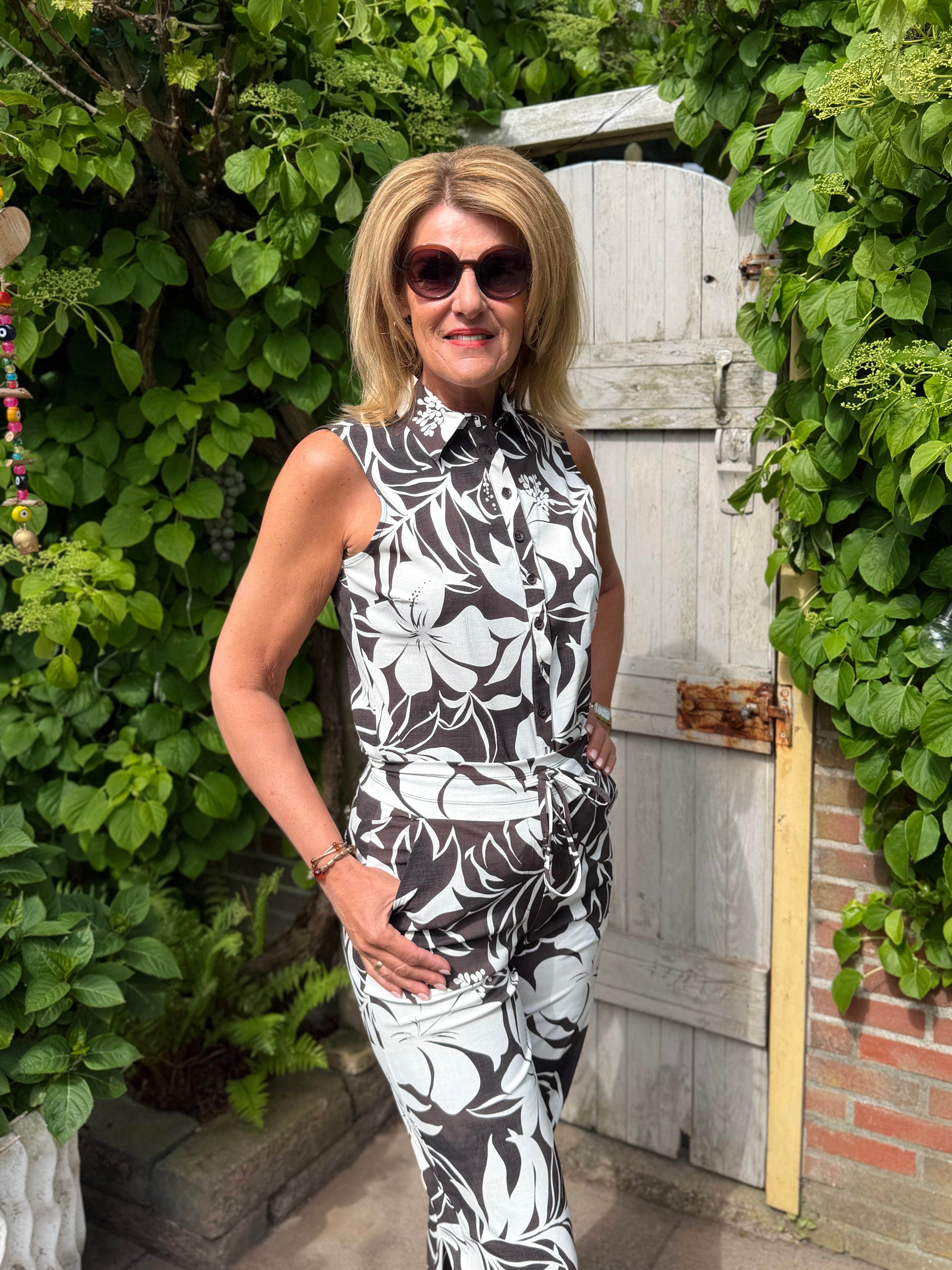 Mi Piace Travelstof Blouse Mouwloos 202299 hibiscus print espresso