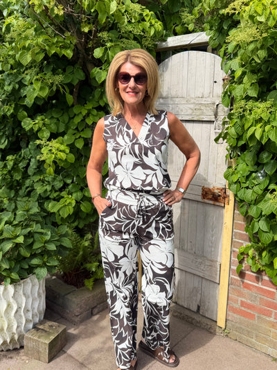 Mi Piace Travelstof Mouwloze Top 202425 hibiscus print espresso