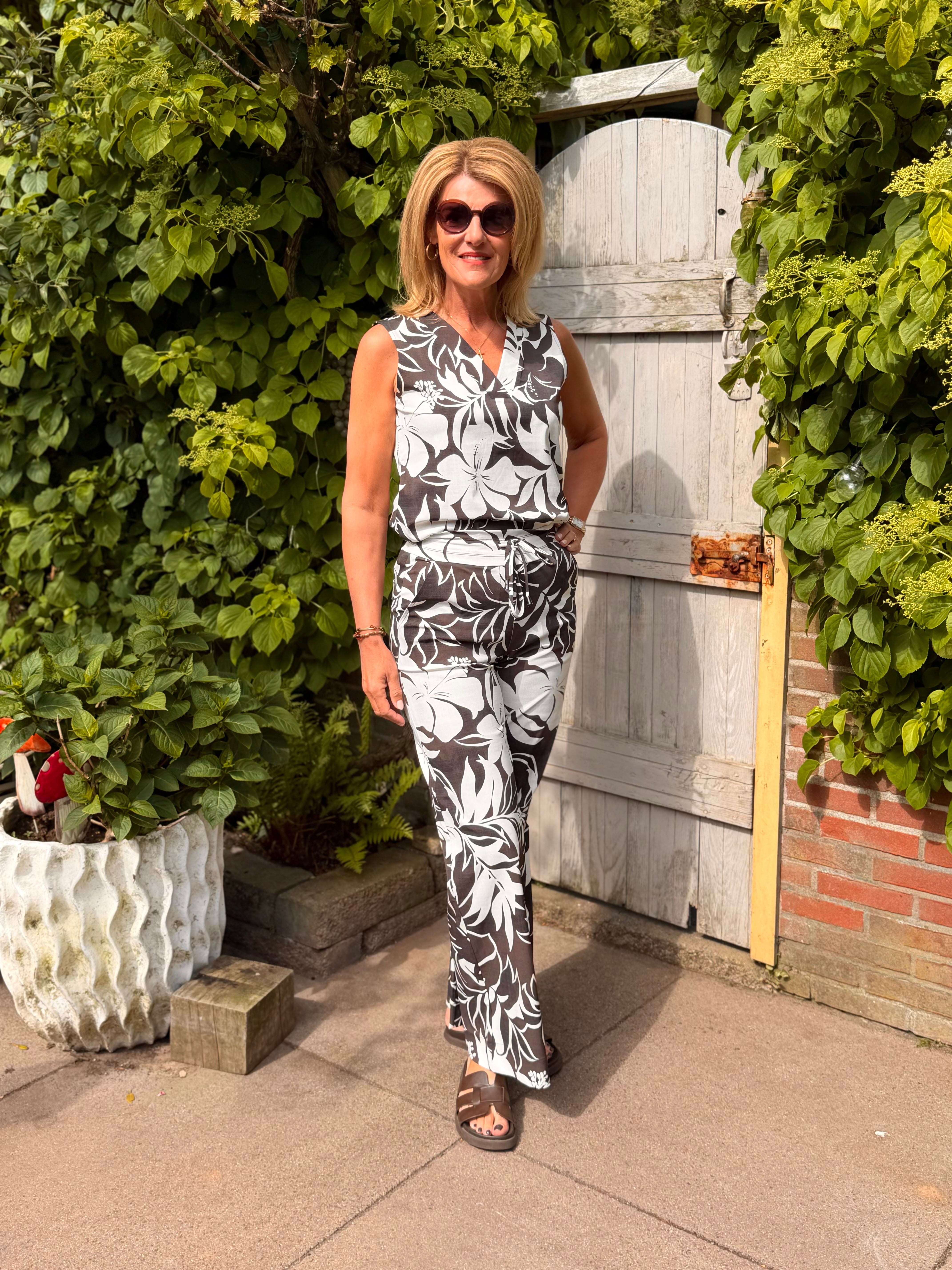 Mi Piace Travelstof Blouse Mouwloos 202299 hibiscus print espresso