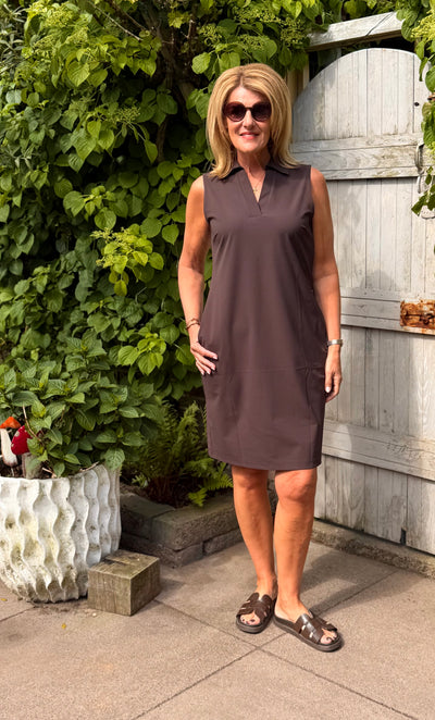 Mi Piace Travelstof Mouwloze Jurk 202443 espresso