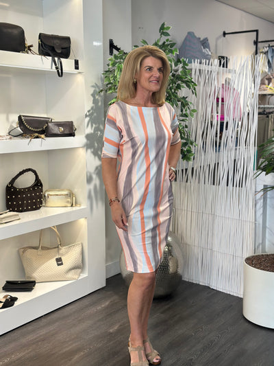 Mi Piace Travelstof Jurk met Boothals 202426 grape apple swirly print