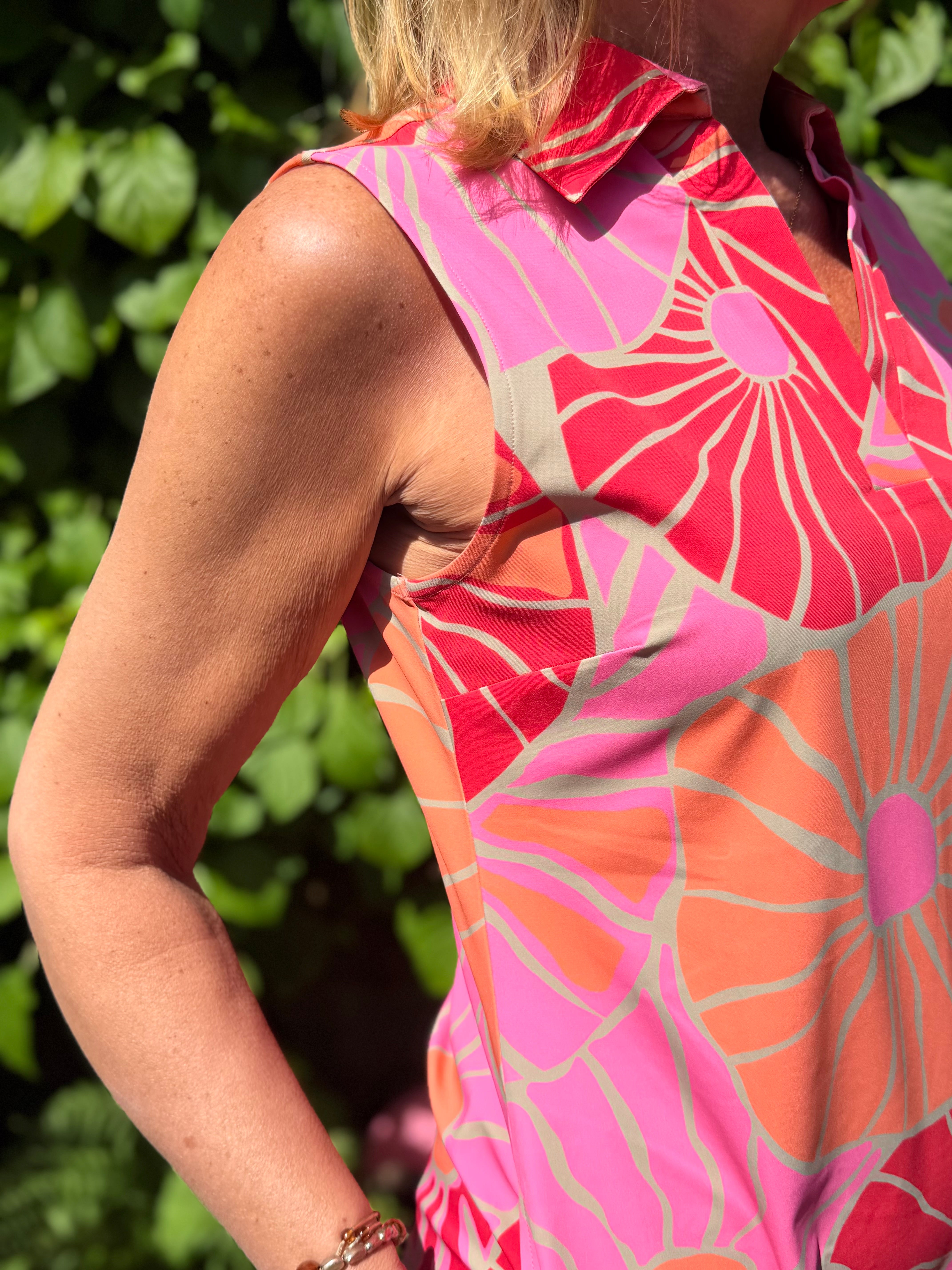 Mi Piace Travelstof Mouwloze Jurk 202443 desert anemone print coral
